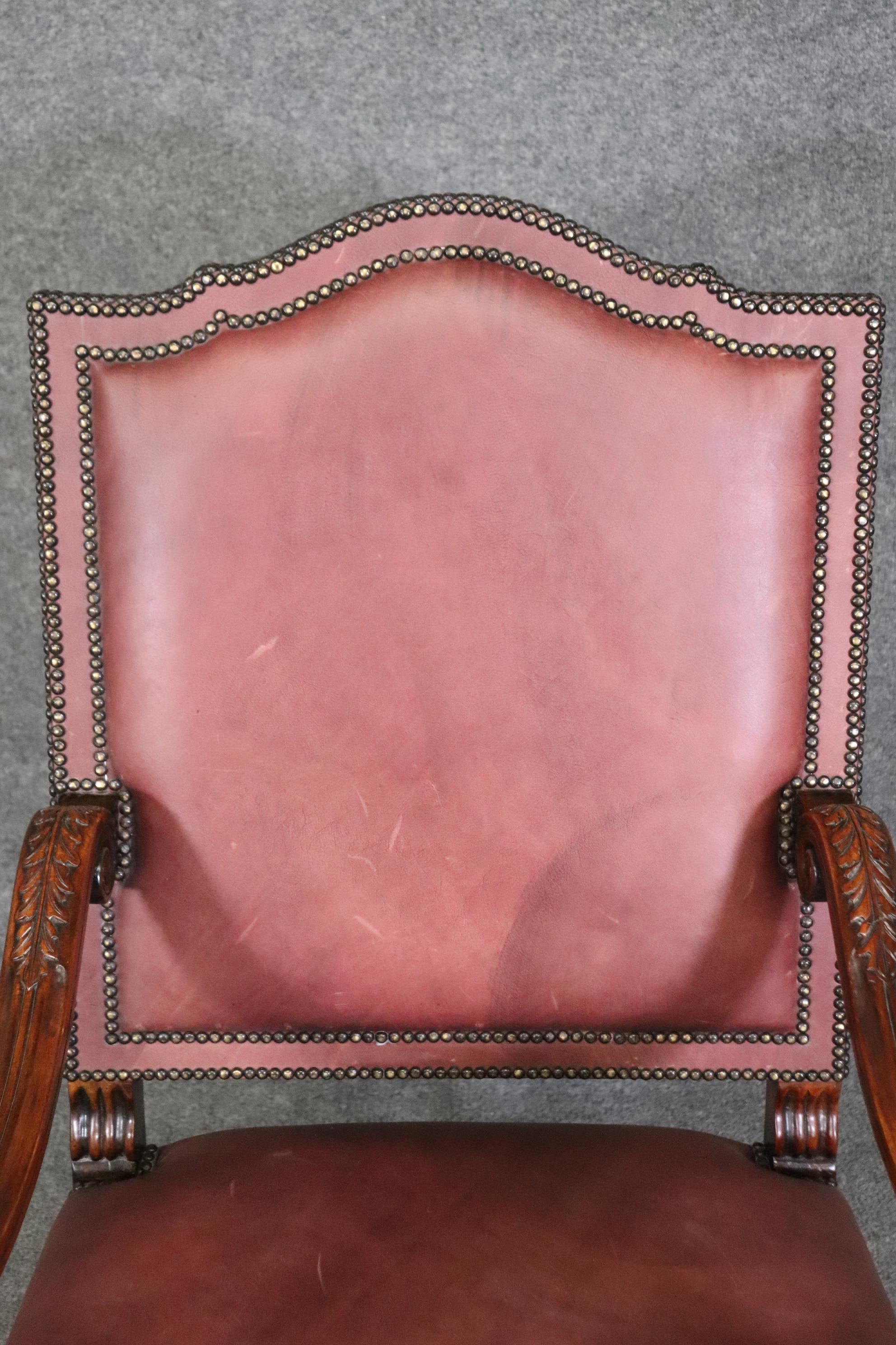 Superbe fauteuil trône à double tête de lion sculptée en cuir garni de clous en vente 6