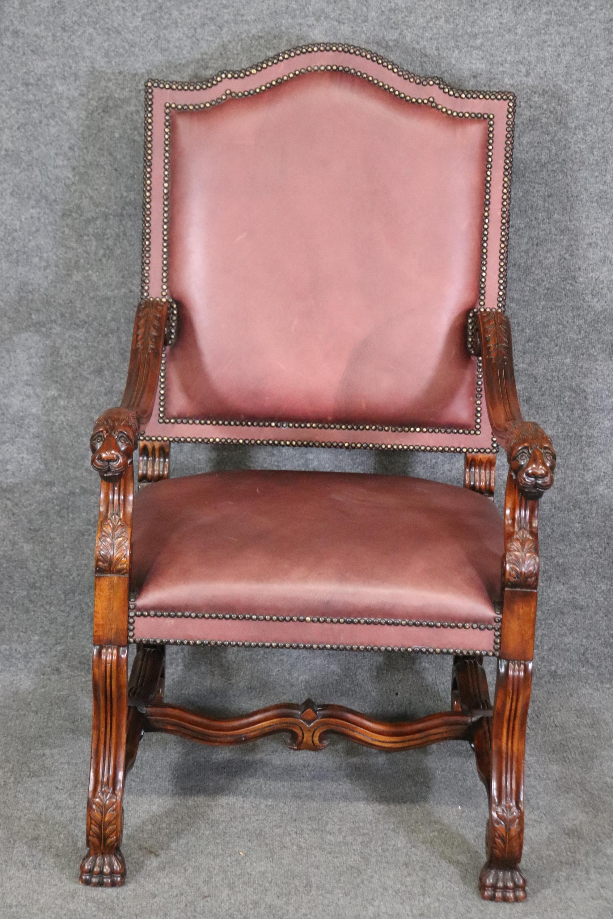 Georgien Superbe fauteuil trône à double tête de lion sculptée en cuir garni de clous en vente