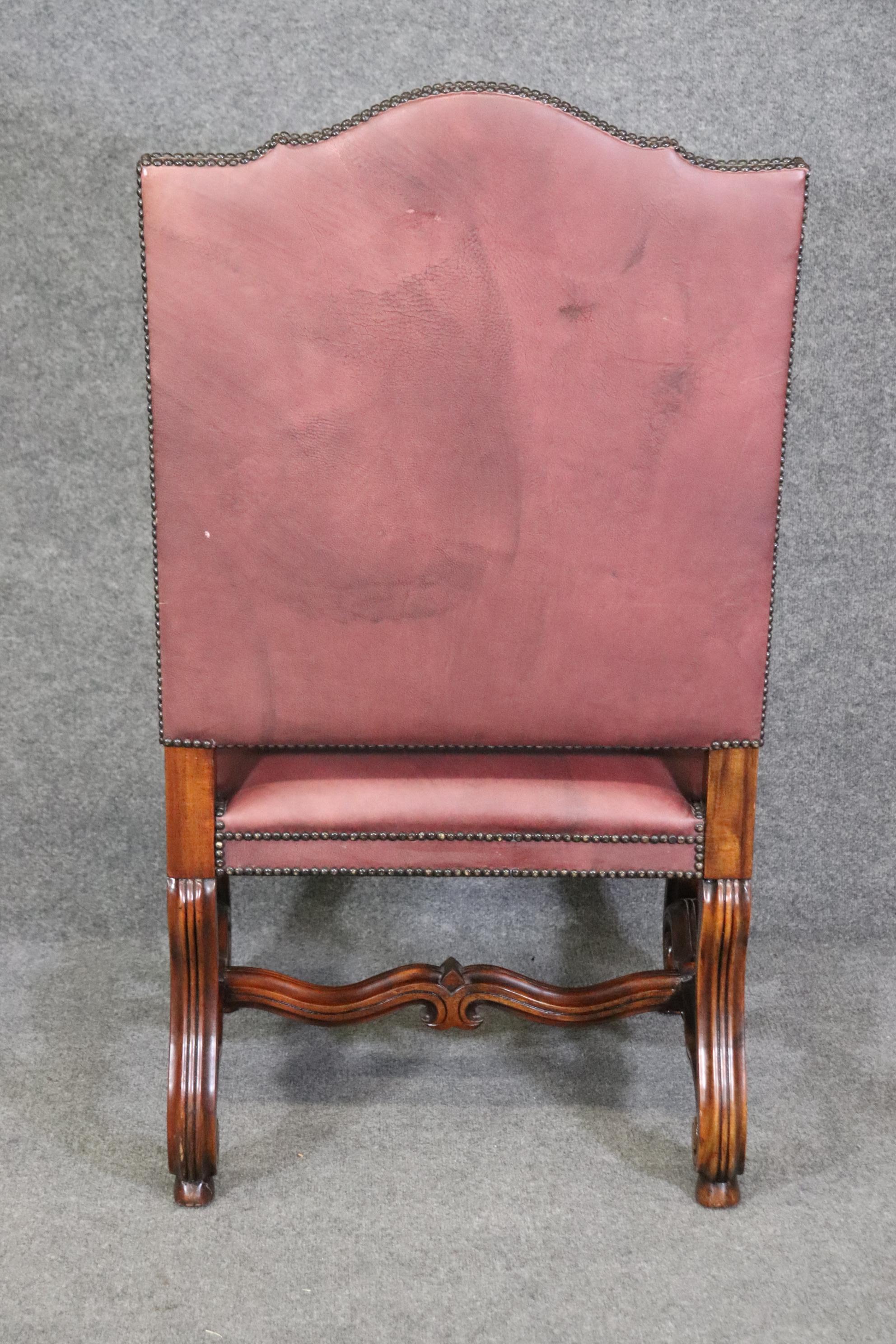 Superbe fauteuil trône à double tête de lion sculptée en cuir garni de clous Bon état - En vente à Swedesboro, NJ