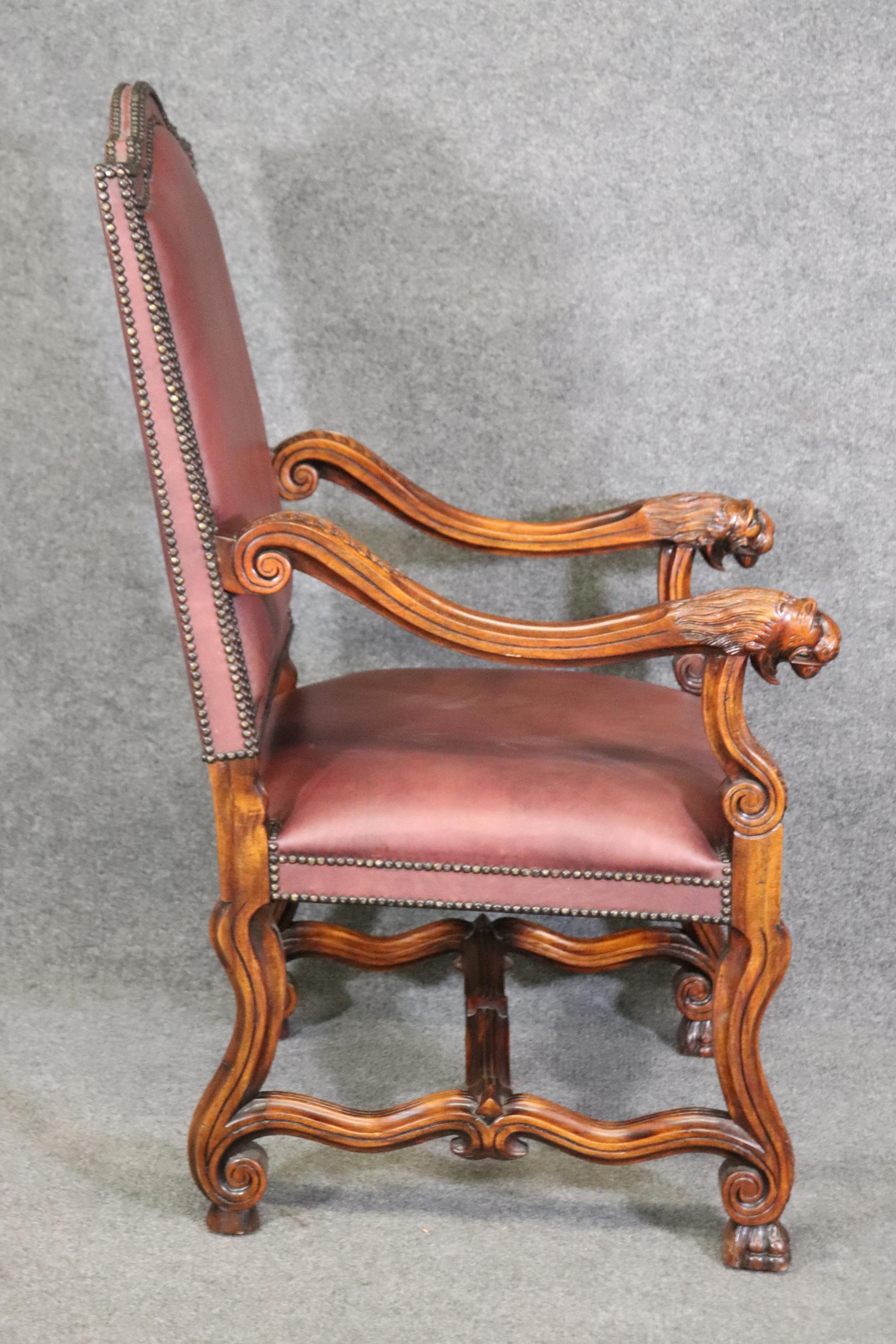 XXIe siècle et contemporain Superbe fauteuil trône à double tête de lion sculptée en cuir garni de clous en vente