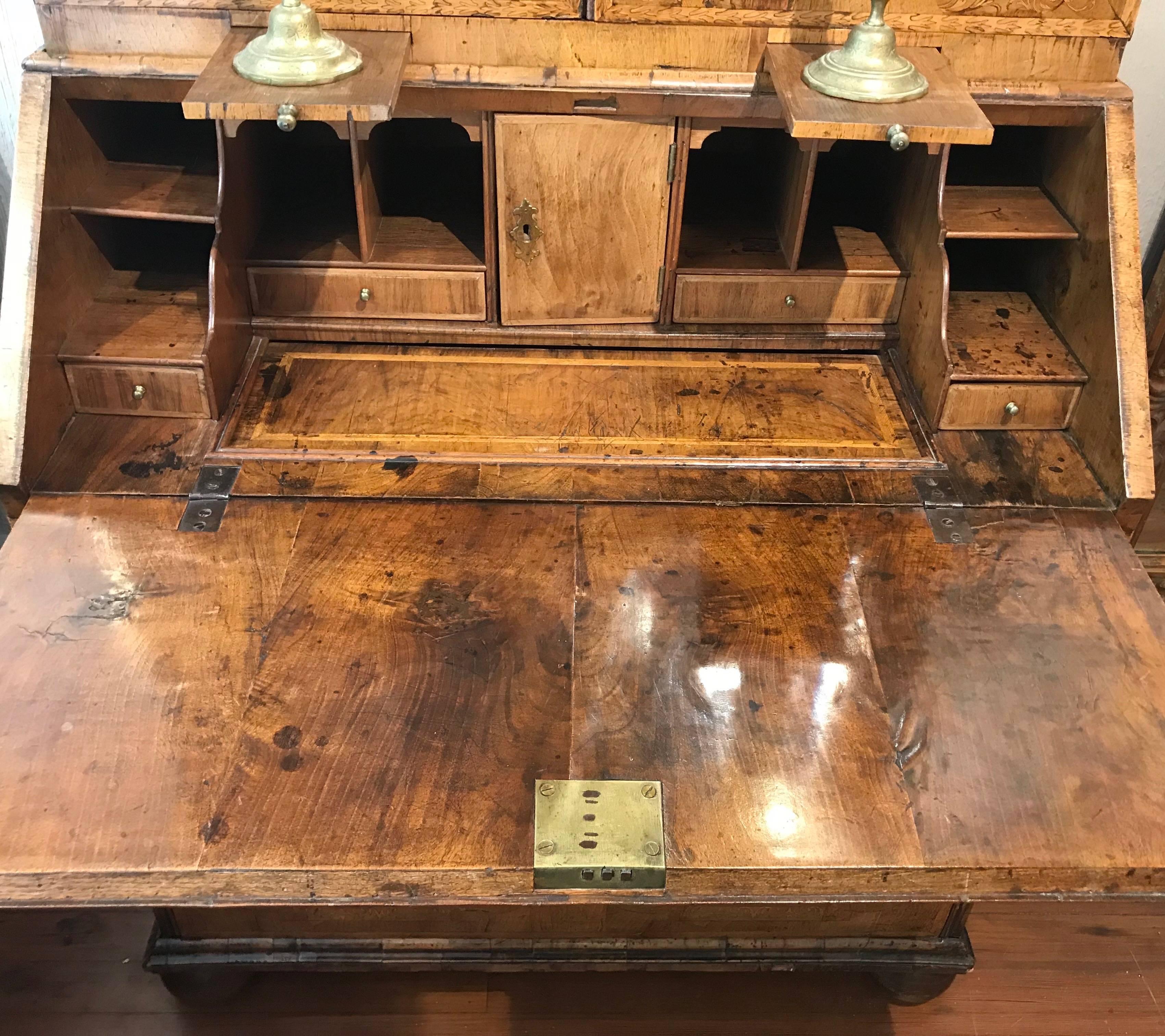 Superb Early 18th Century English Bureau Bookcase In Good Condition In Middleburg, VA