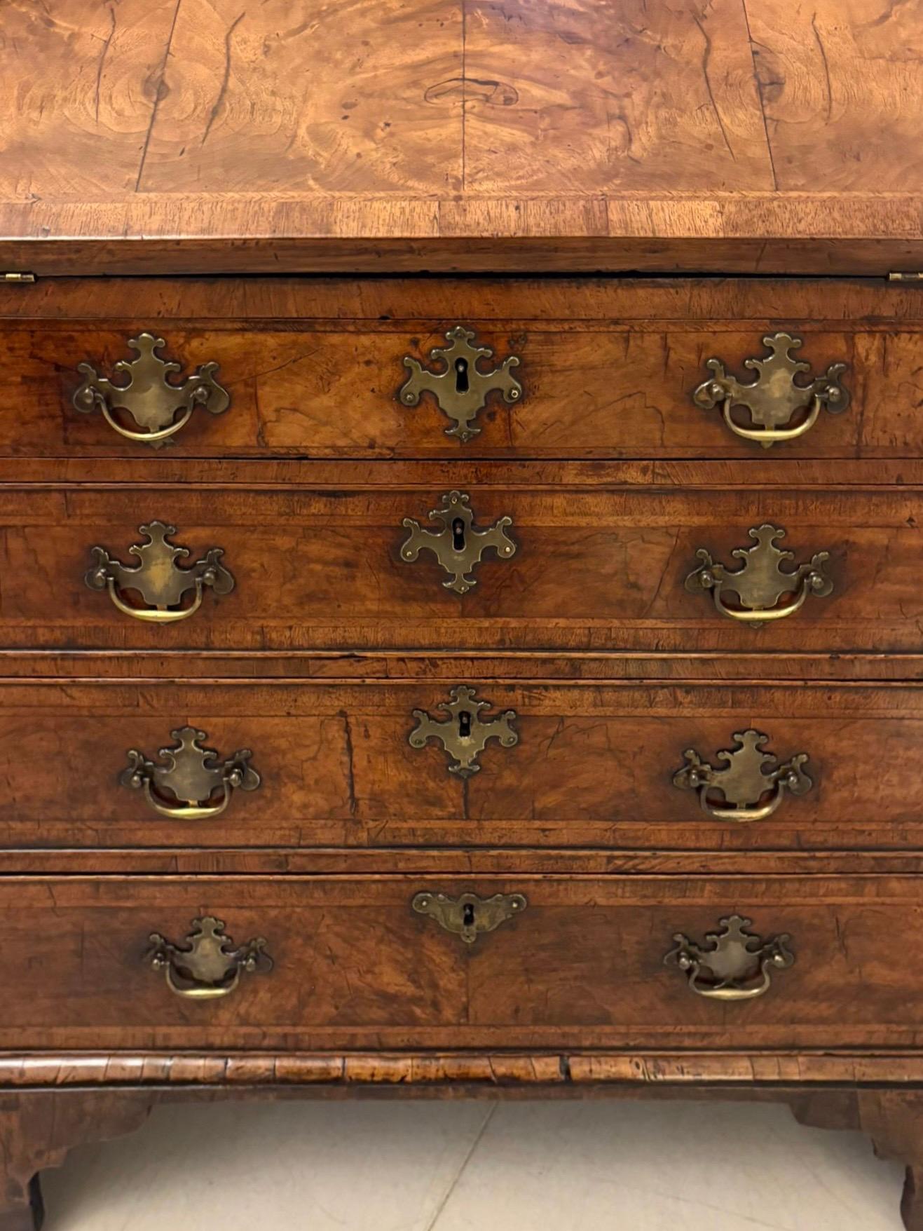 Superb Early 18th Century Quality Antique George I Walnut Bureau For Sale 6