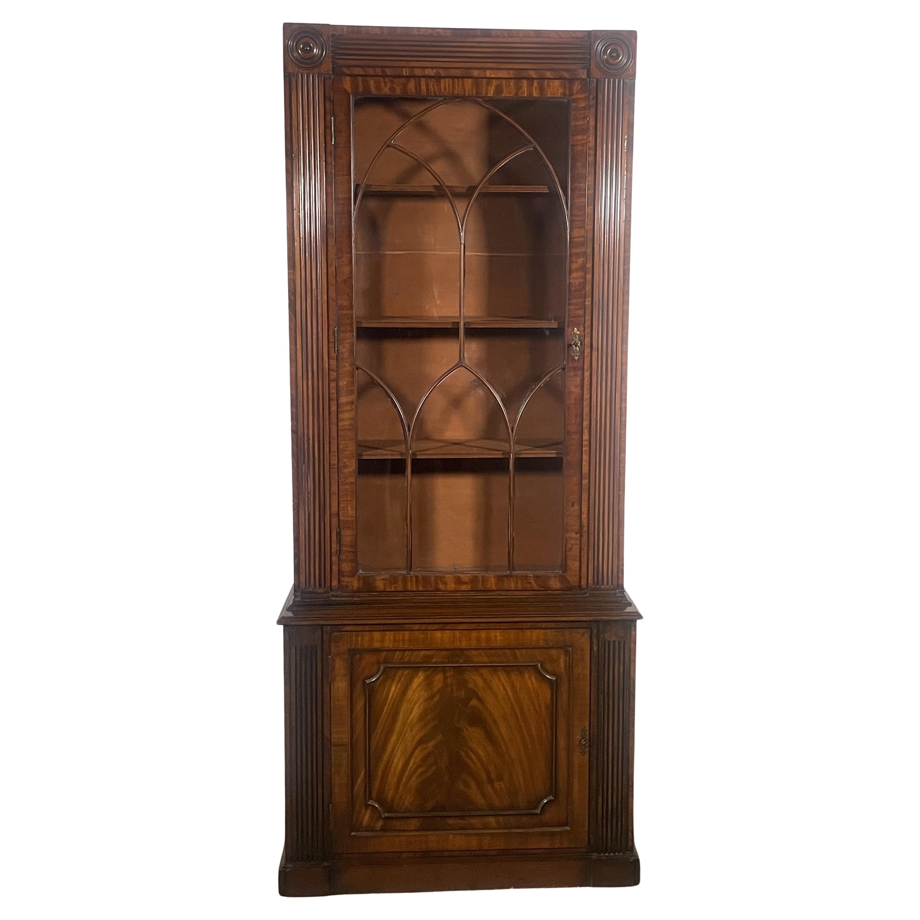 Splendida libreria in mogano inglese dell'inizio del XIX secolo, risalente al periodo di William Williams.