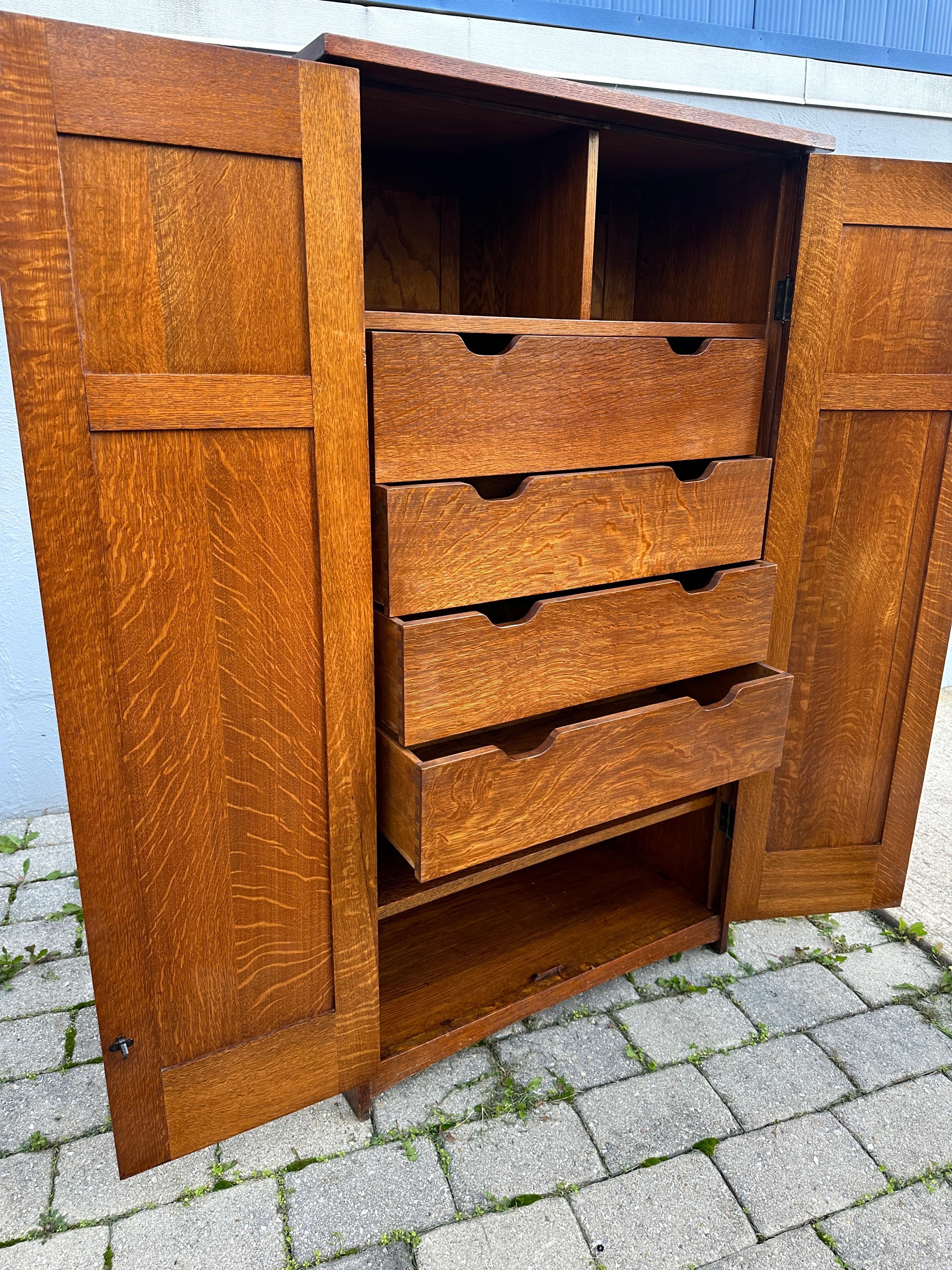 Se trata de un armario muy especial de Gustav Stickley de principios del siglo XX. Este maravilloso armario está en perfectas condiciones.  Con una gran selección de roble aserrado en cuarto. Fabricado en 1916.  Marcado con una pegatina.  Está hecho
