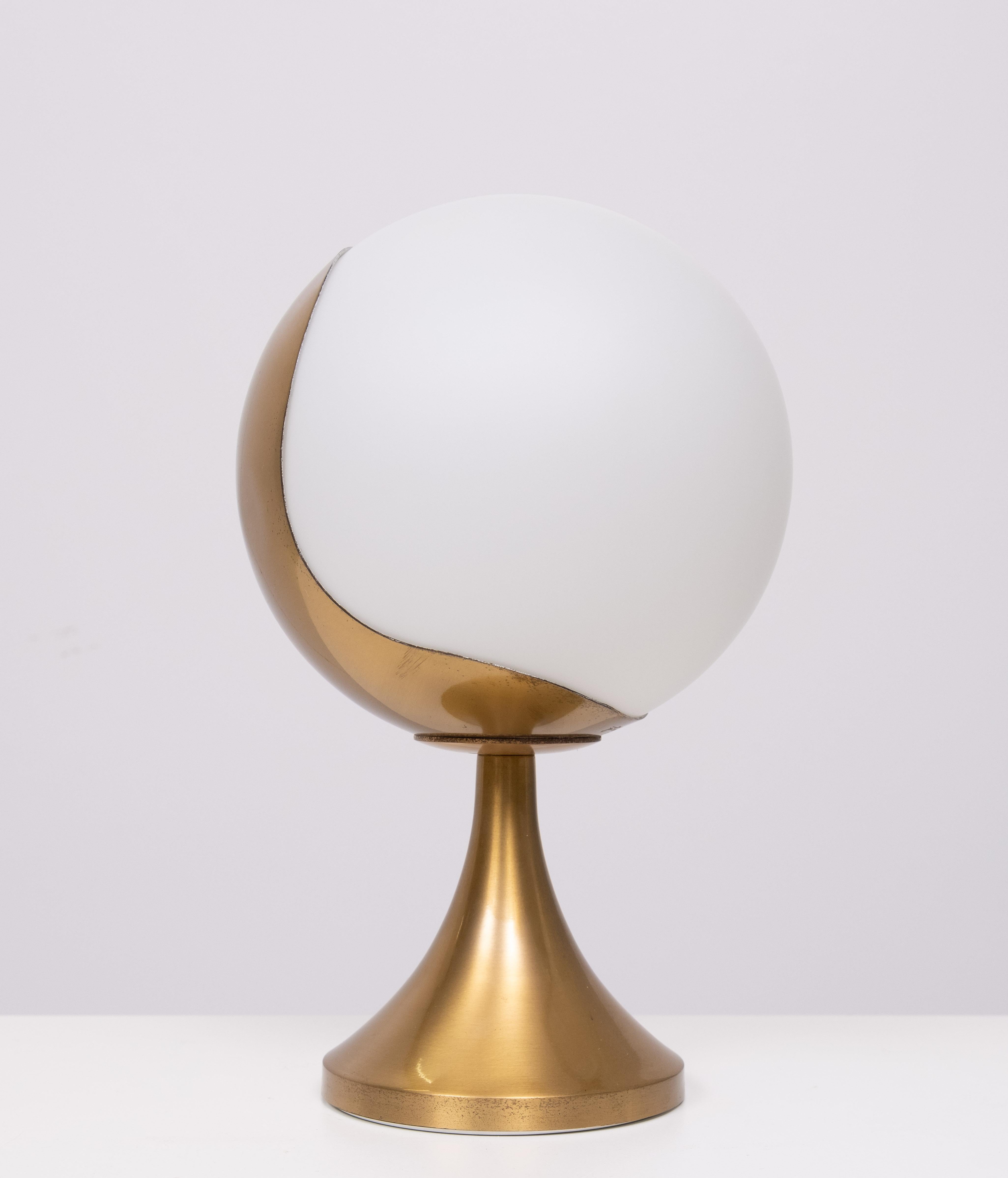 Eclipse.‎ A lamp designed with soft pleasant lines consisting of a light sphere supported by a 360° swivel support enabling to play with the light intensity.‎
Model n° 936 GM    Works with any type of bulb.‎ 
Manufactured by High End lamp producer