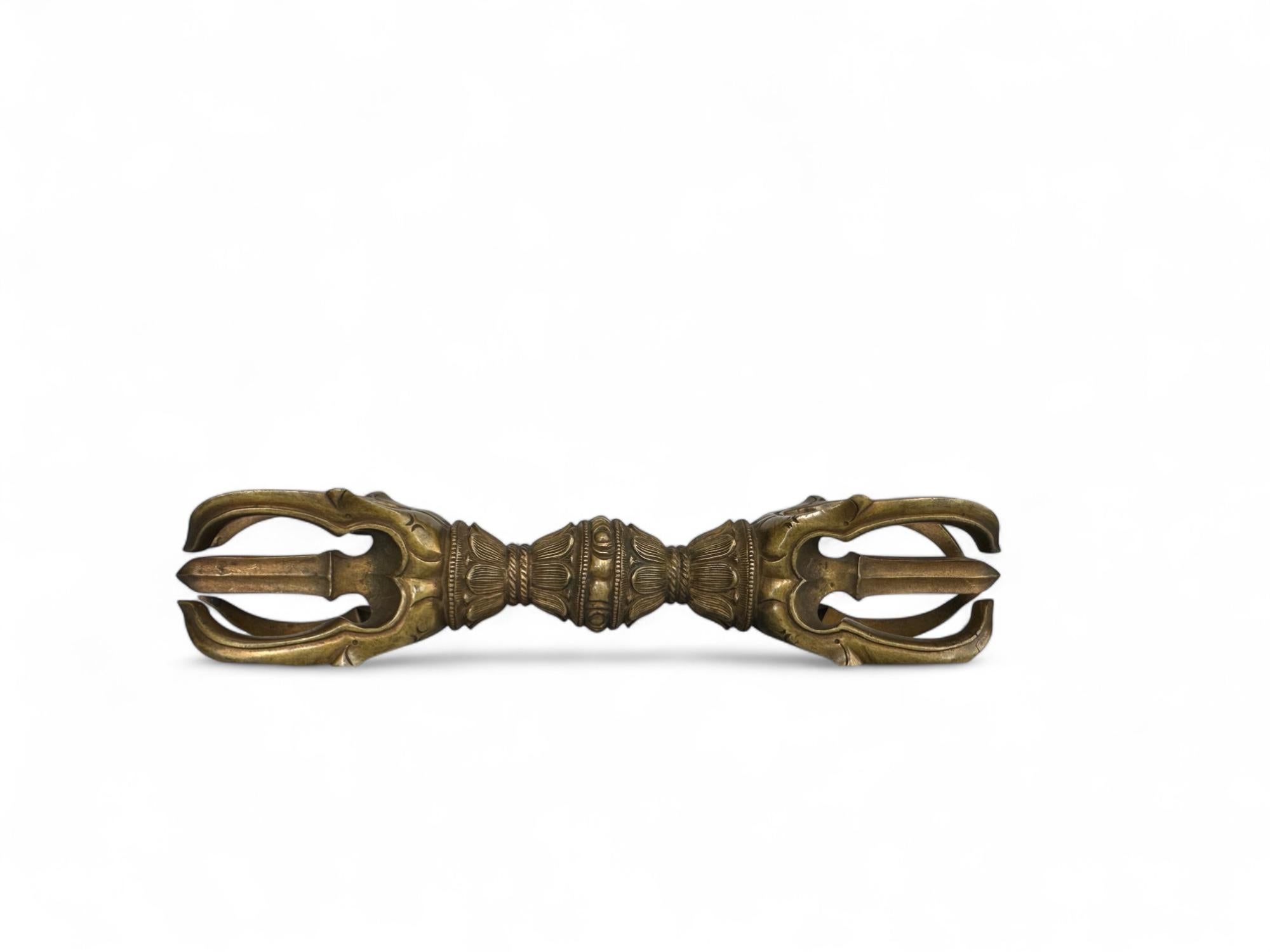 Un eccezionale vajra a cinque punte (go-kosho) del periodo Edo (probabilmente del 17-18° secolo), fuso in ottone o bronzo con una notevole maestria. Questo oggetto rituale esemplifica la più alta qualità della lavorazione del metallo esoterica