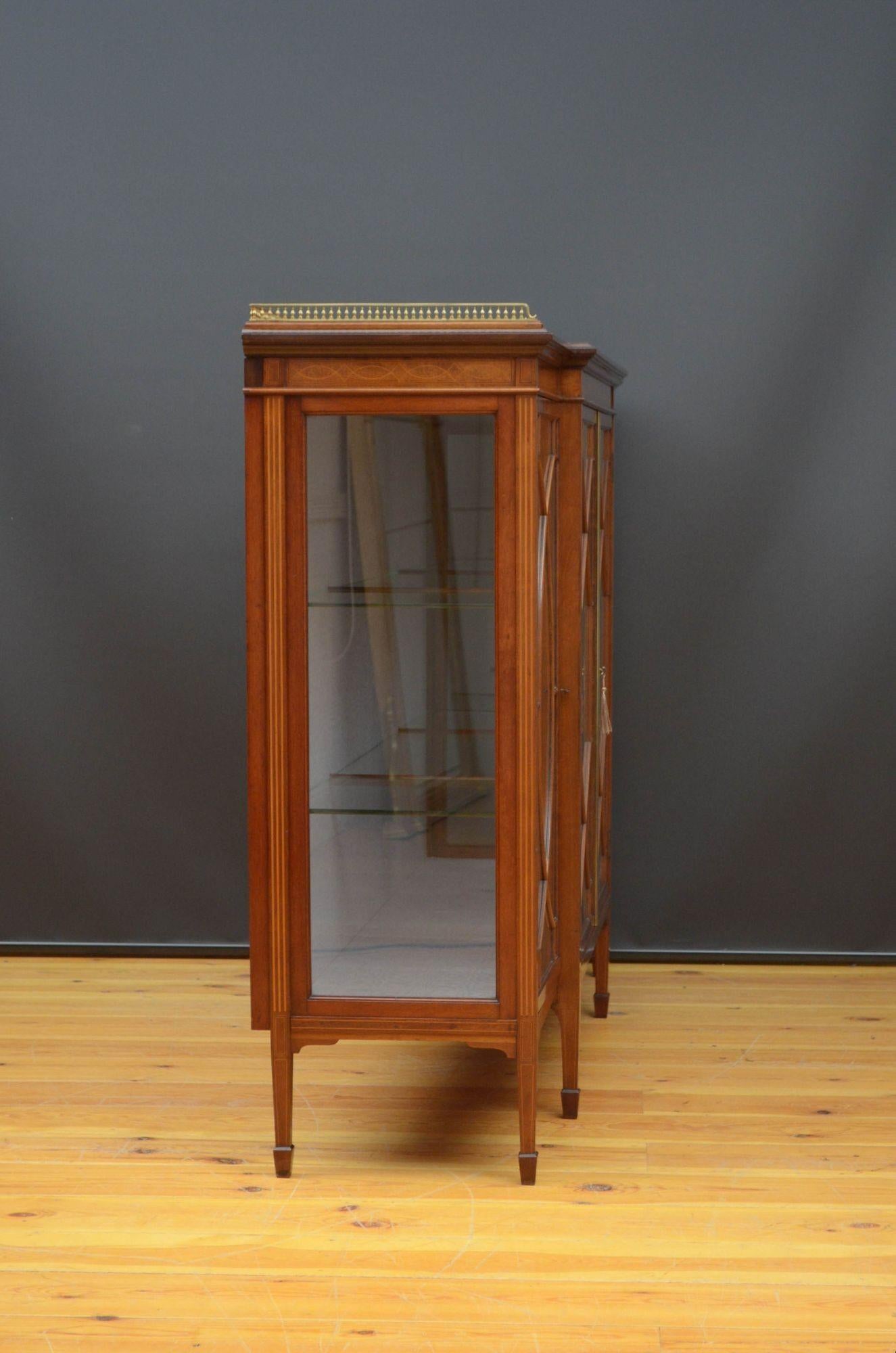 Superb Edwardian Mahogany and Inlaid Display Cabinet For Sale 15