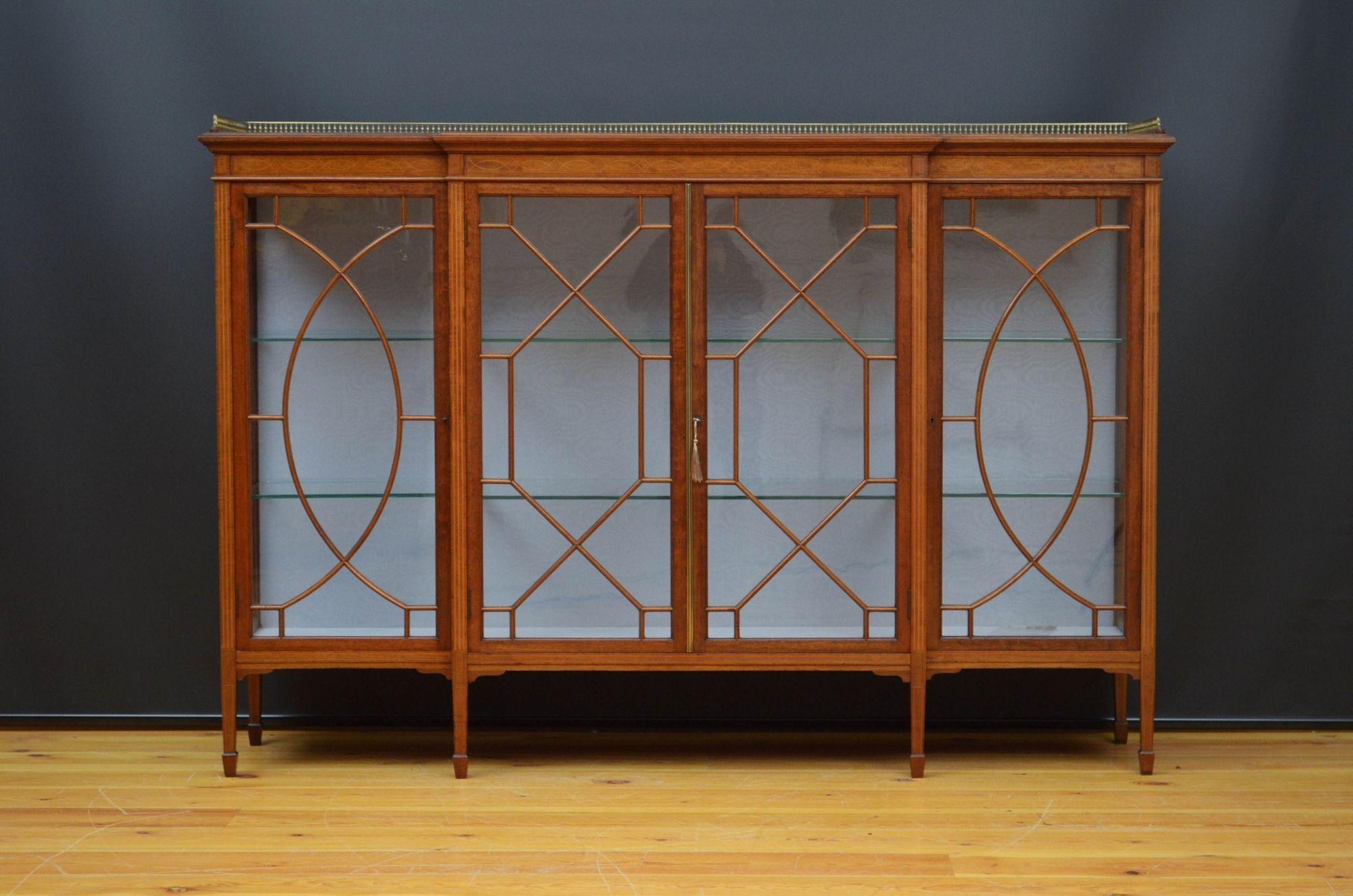 Superb Edwardian Mahogany and Inlaid Display Cabinet In Good Condition For Sale In Whaley Bridge, GB