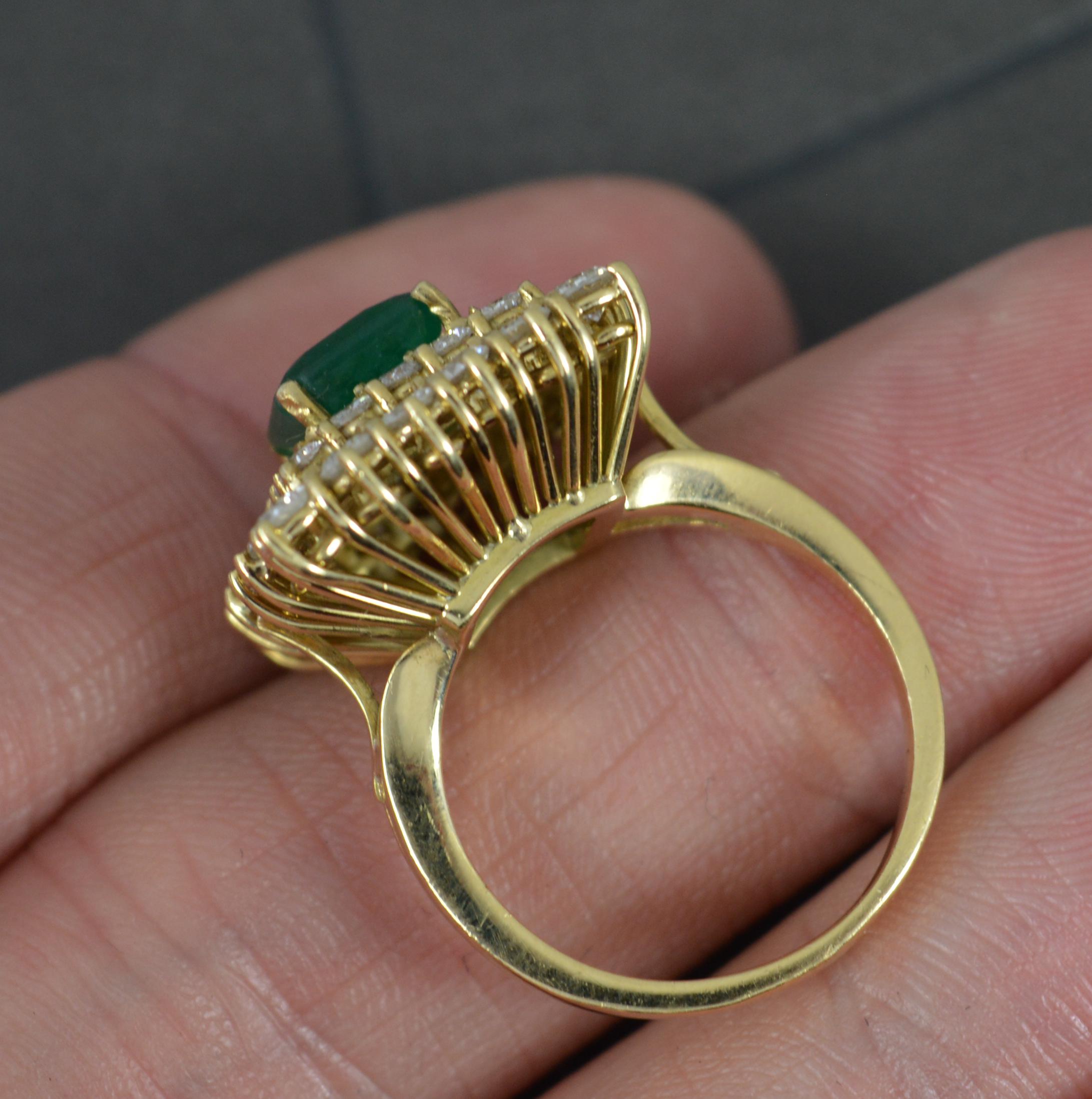 Hervorragender Smaragd und 1,5 Karat Diamant-Cluster-Ring aus 18 Karat Gold (Art déco) im Angebot