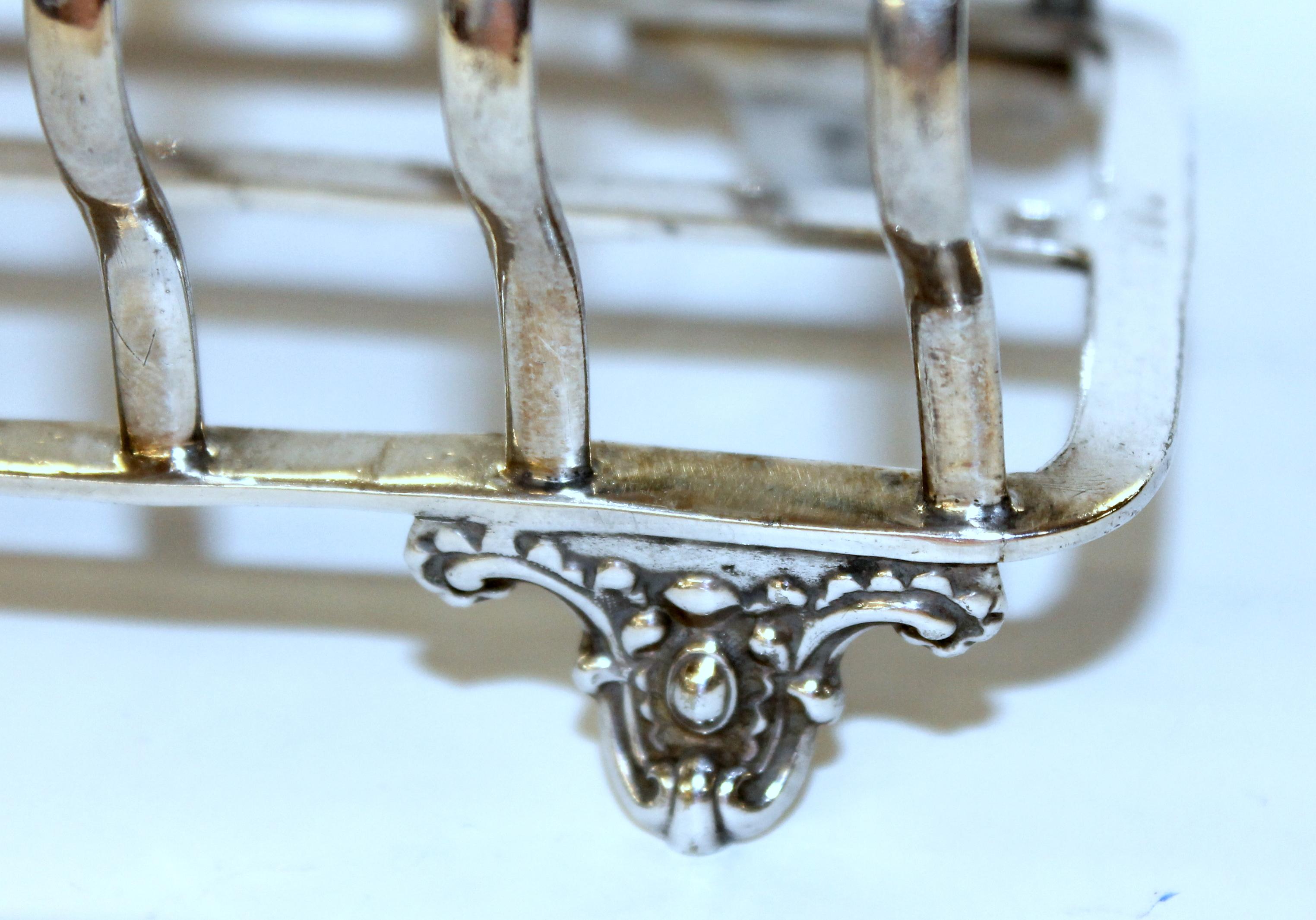 Superb English Silver Plate Seven-Bar Toast or Letter Rack on Lovely Cast Feet In Good Condition In Charleston, SC