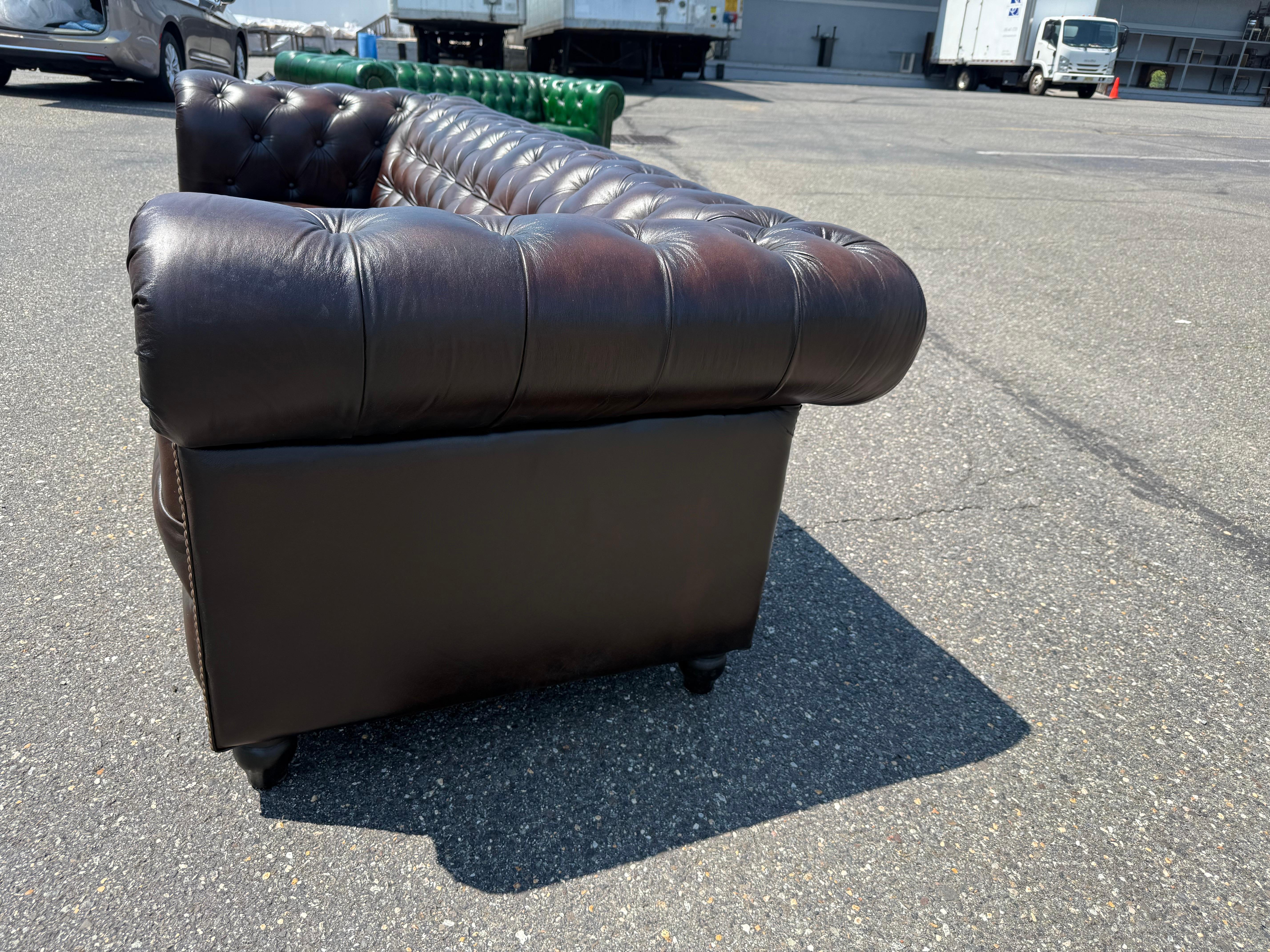 Superbo divano inglese con panca screziata marrone 87 pollici in pelle Chesterfield in vendita 4