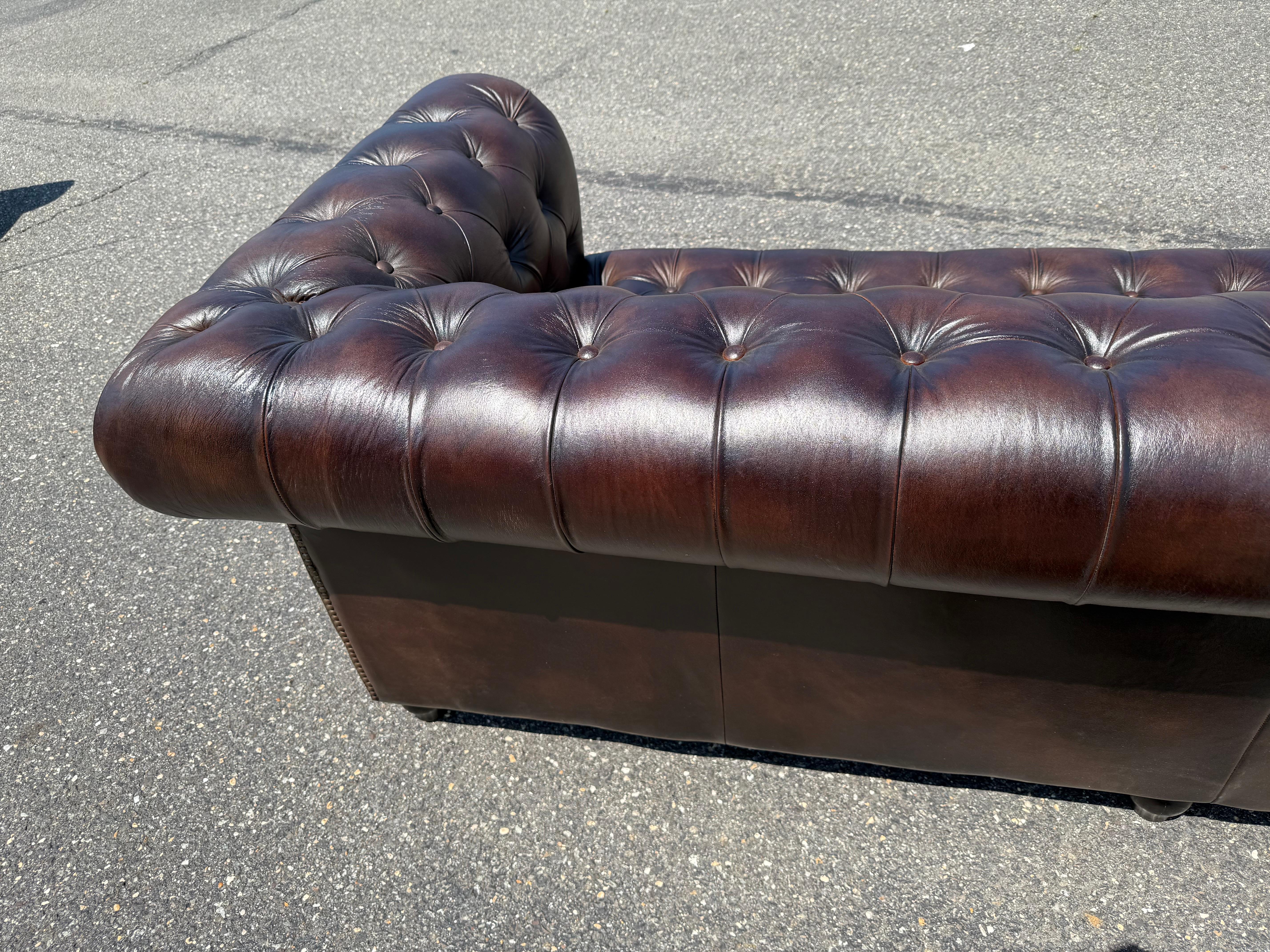 Superbo divano inglese con panca screziata marrone 87 pollici in pelle Chesterfield in vendita 5