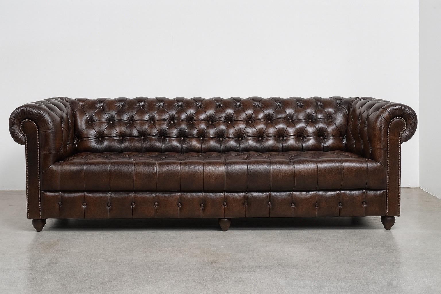 Superbo divano inglese con panca screziata marrone 87 pollici in pelle Chesterfield in vendita 6