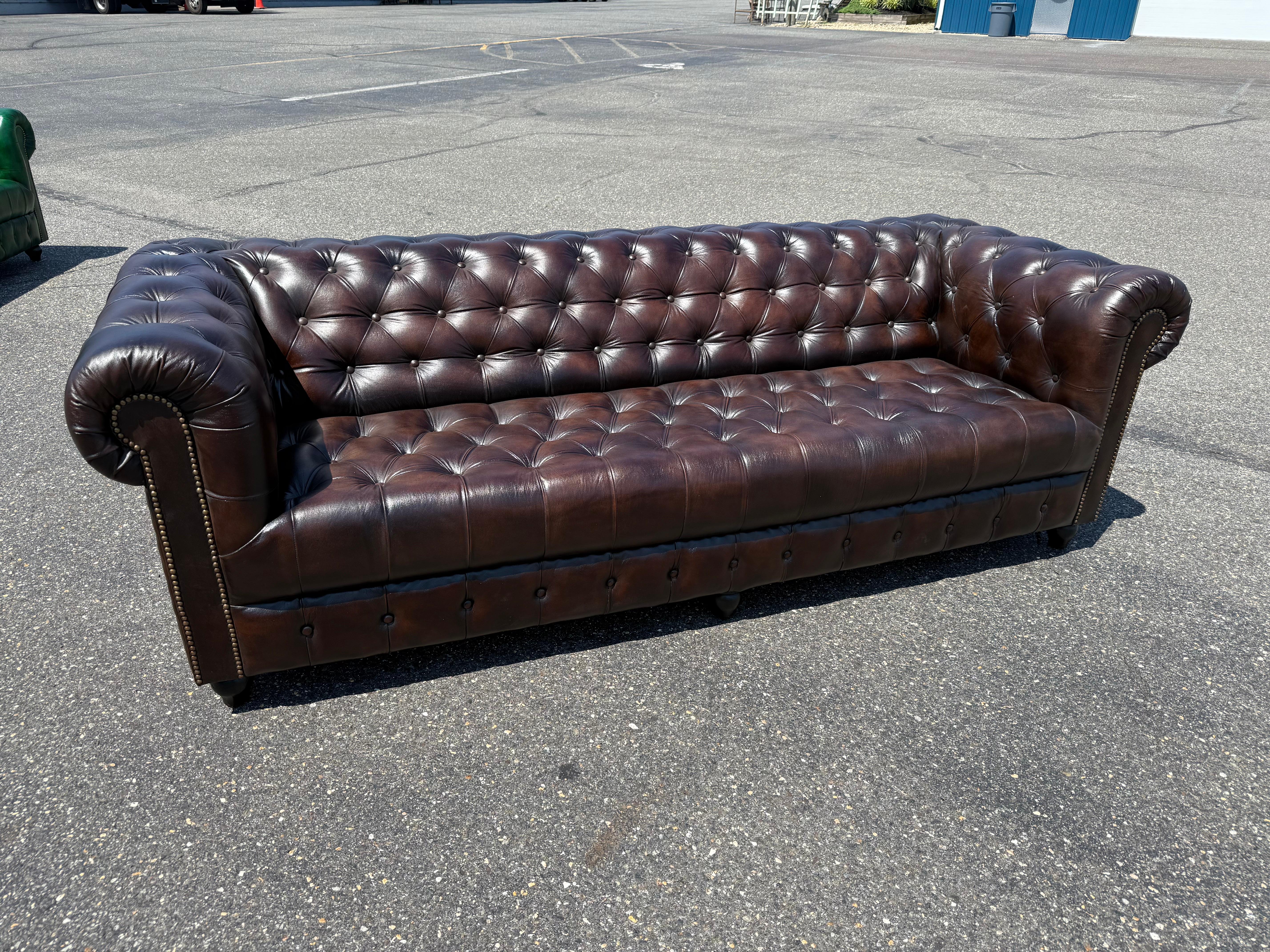 Superbo divano inglese con panca screziata marrone 87 pollici in pelle Chesterfield in vendita 7