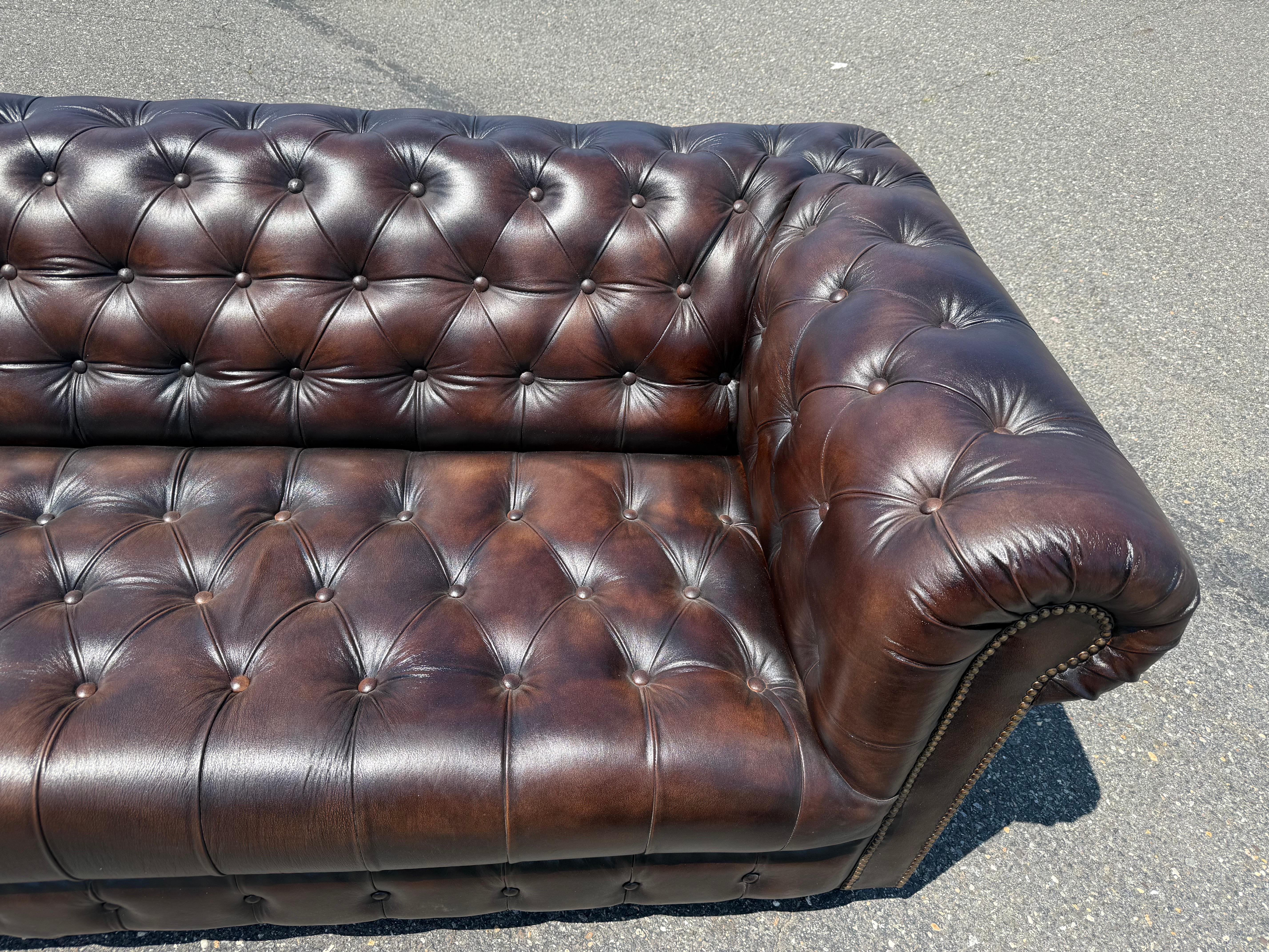 Superbo divano inglese con panca screziata marrone 87 pollici in pelle Chesterfield in vendita 8