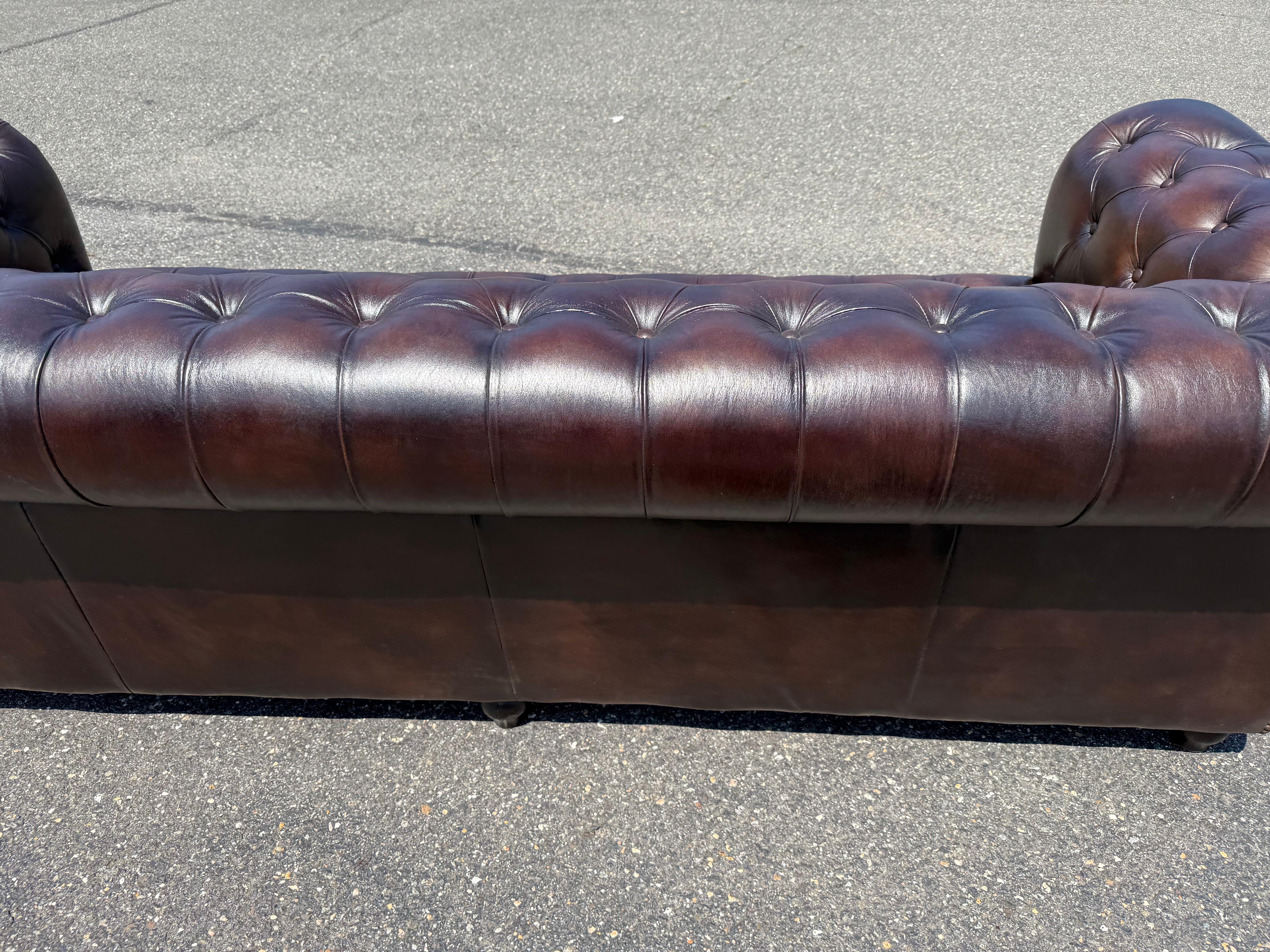 Superbo divano inglese con panca screziata marrone 87 pollici in pelle Chesterfield in vendita 10