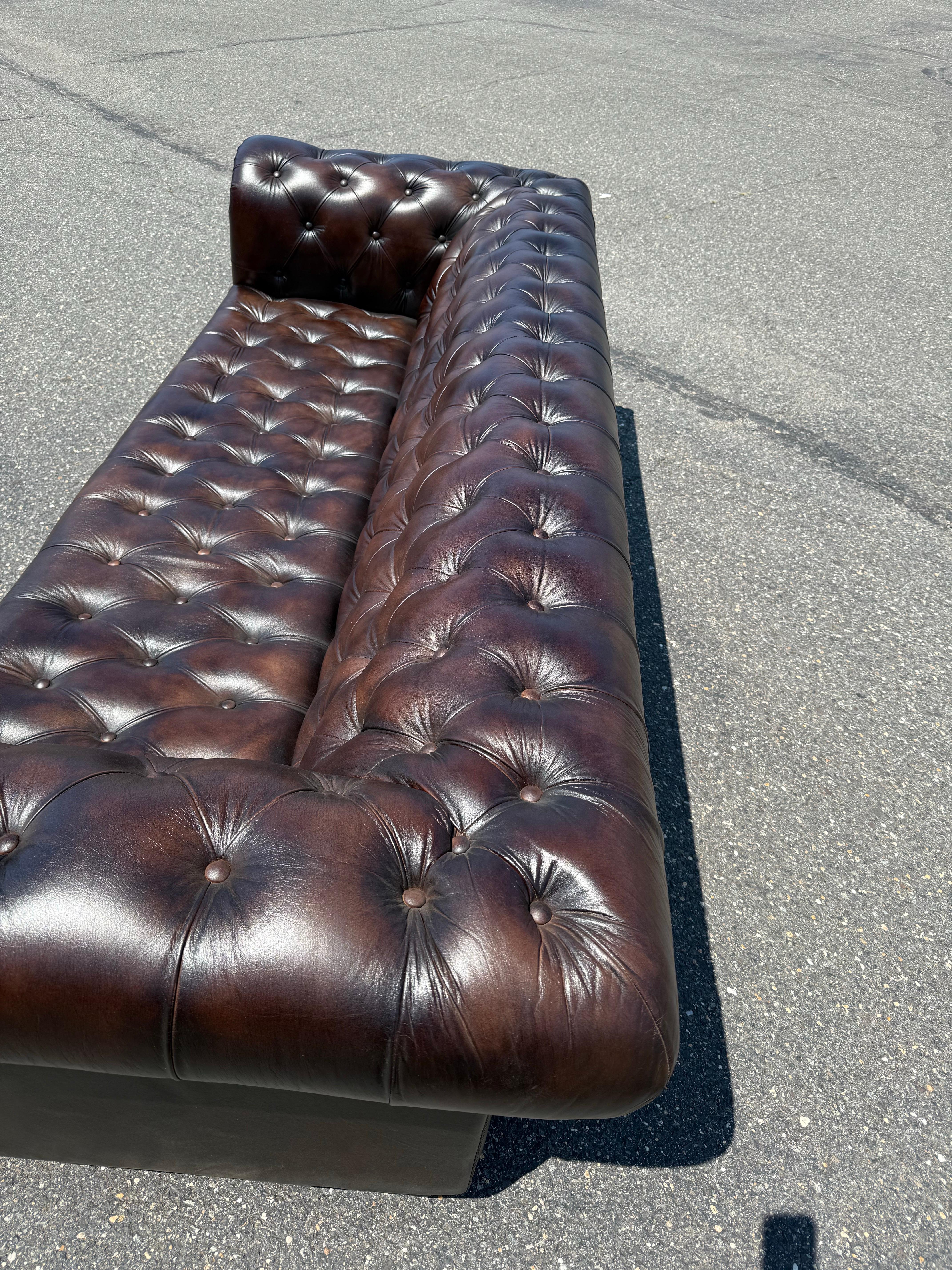 Superbo divano inglese con panca screziata marrone 87 pollici in pelle Chesterfield in vendita 11