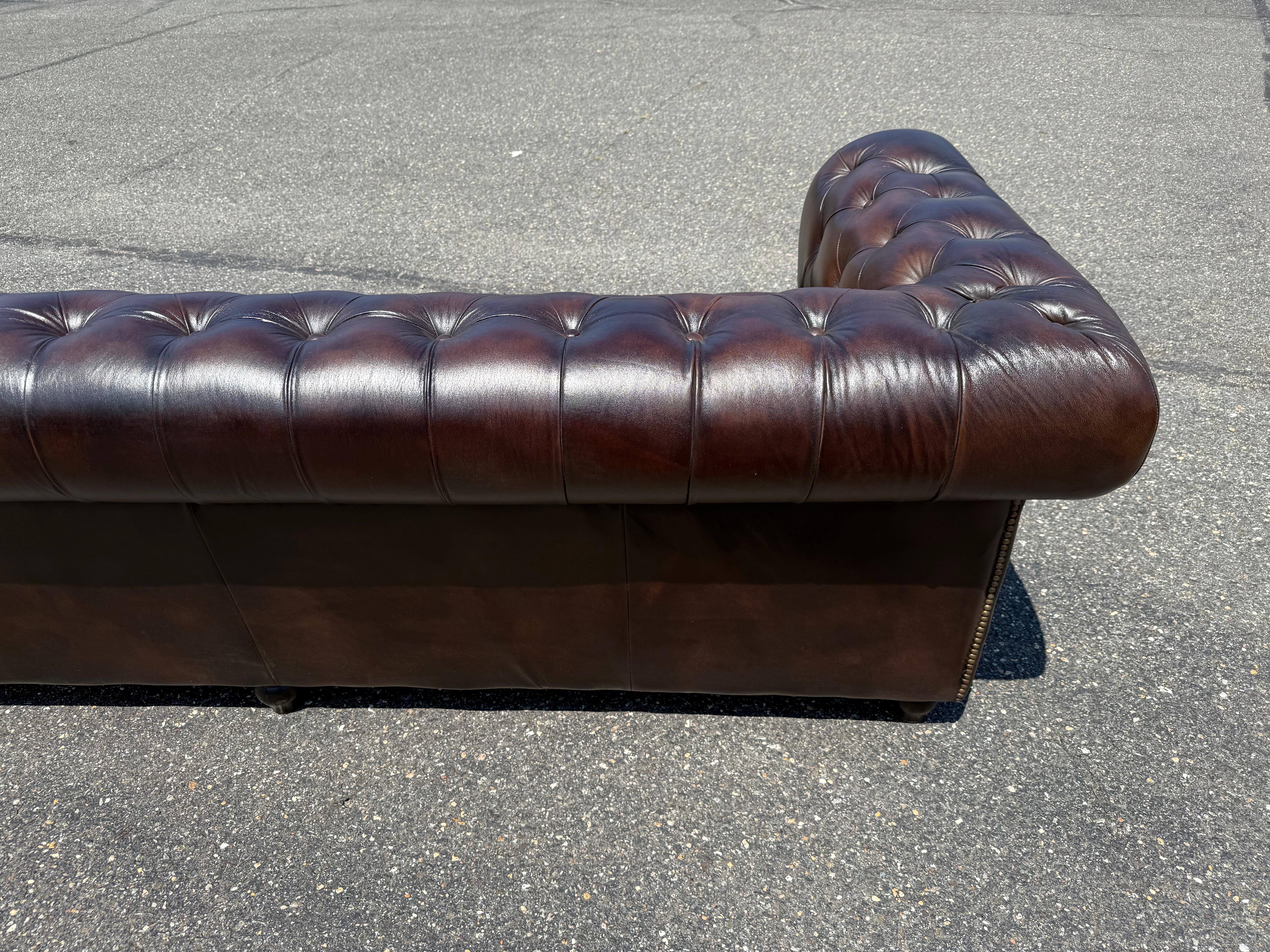 Superbo divano inglese con panca screziata marrone 87 pollici in pelle Chesterfield in vendita 12
