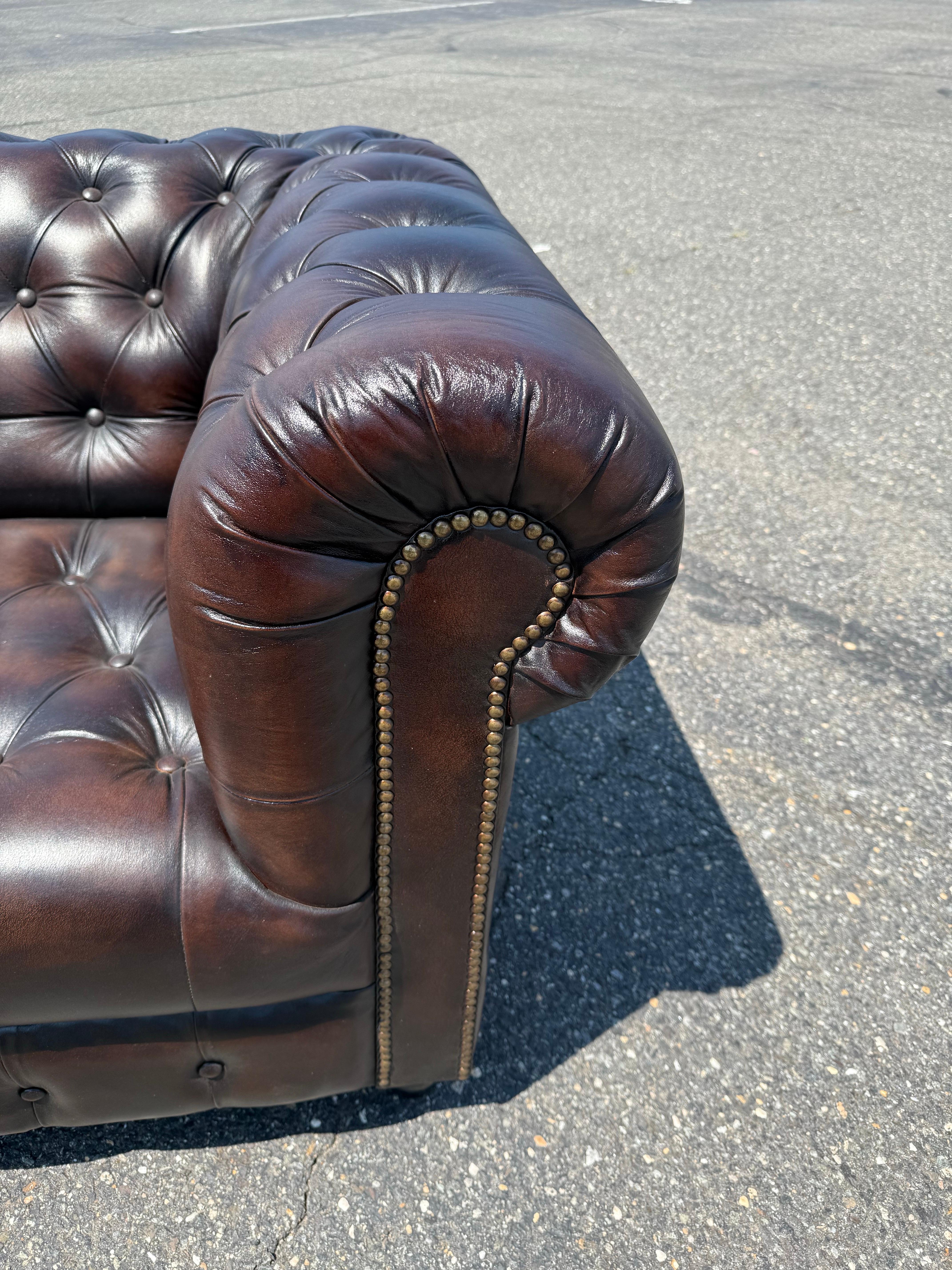 Superbo divano inglese con panca screziata marrone 87 pollici in pelle Chesterfield in vendita 14