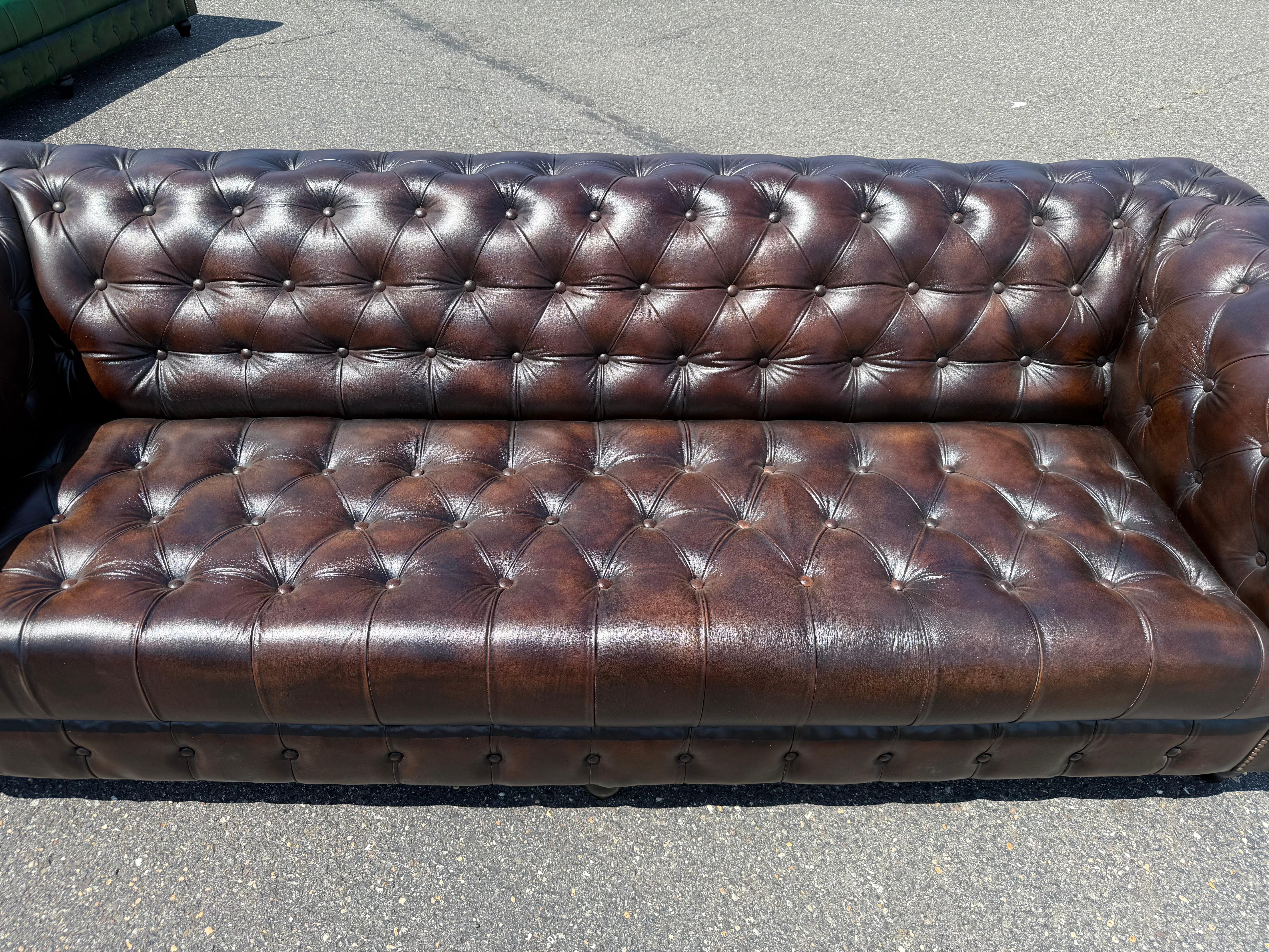 Pelle Superbo divano inglese con panca screziata marrone 87 pollici in pelle Chesterfield in vendita