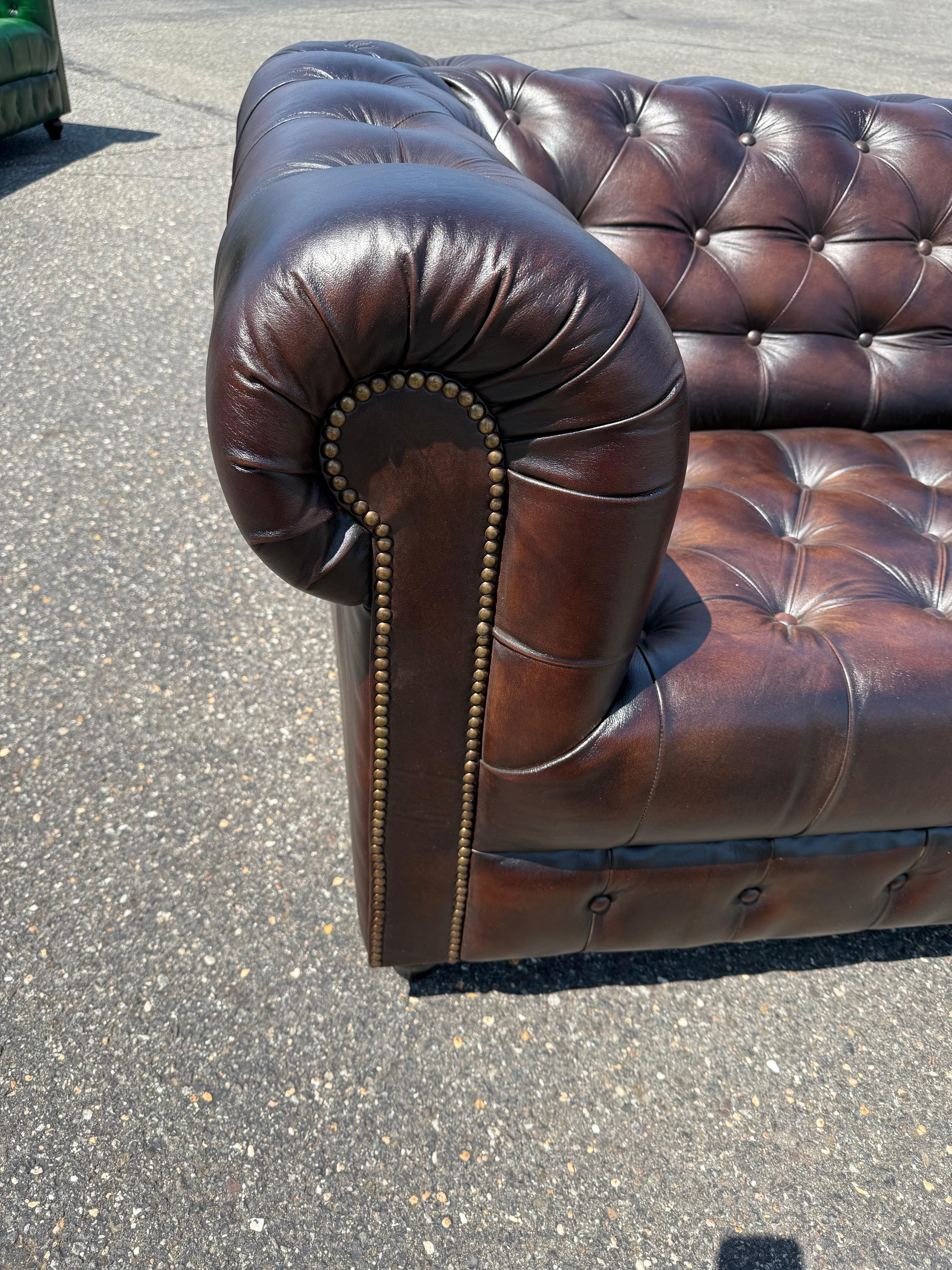 Superbo divano inglese con panca screziata marrone 87 pollici in pelle Chesterfield in vendita 1