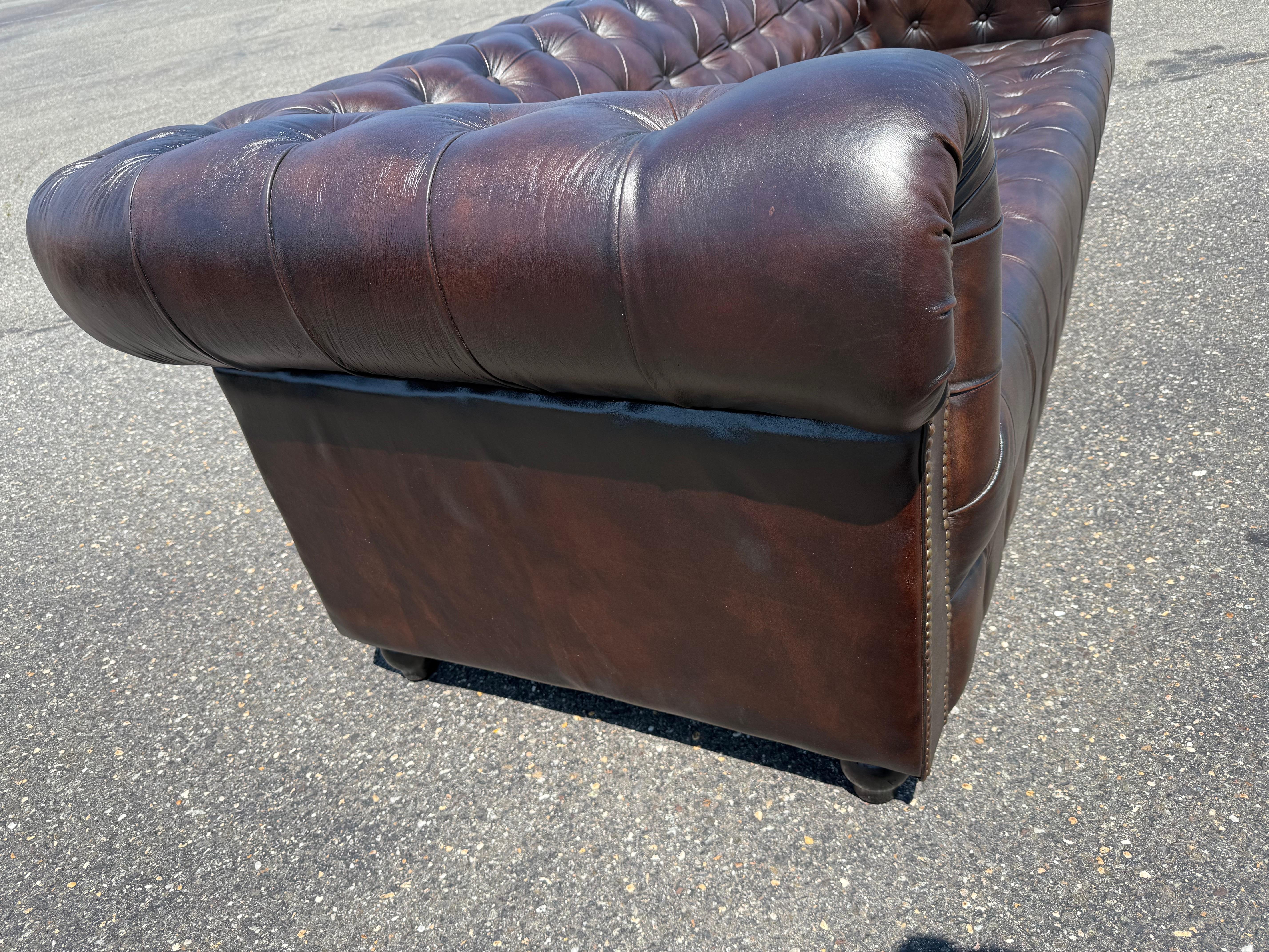 Superbo divano inglese con panca screziata marrone 87 pollici in pelle Chesterfield in vendita 2