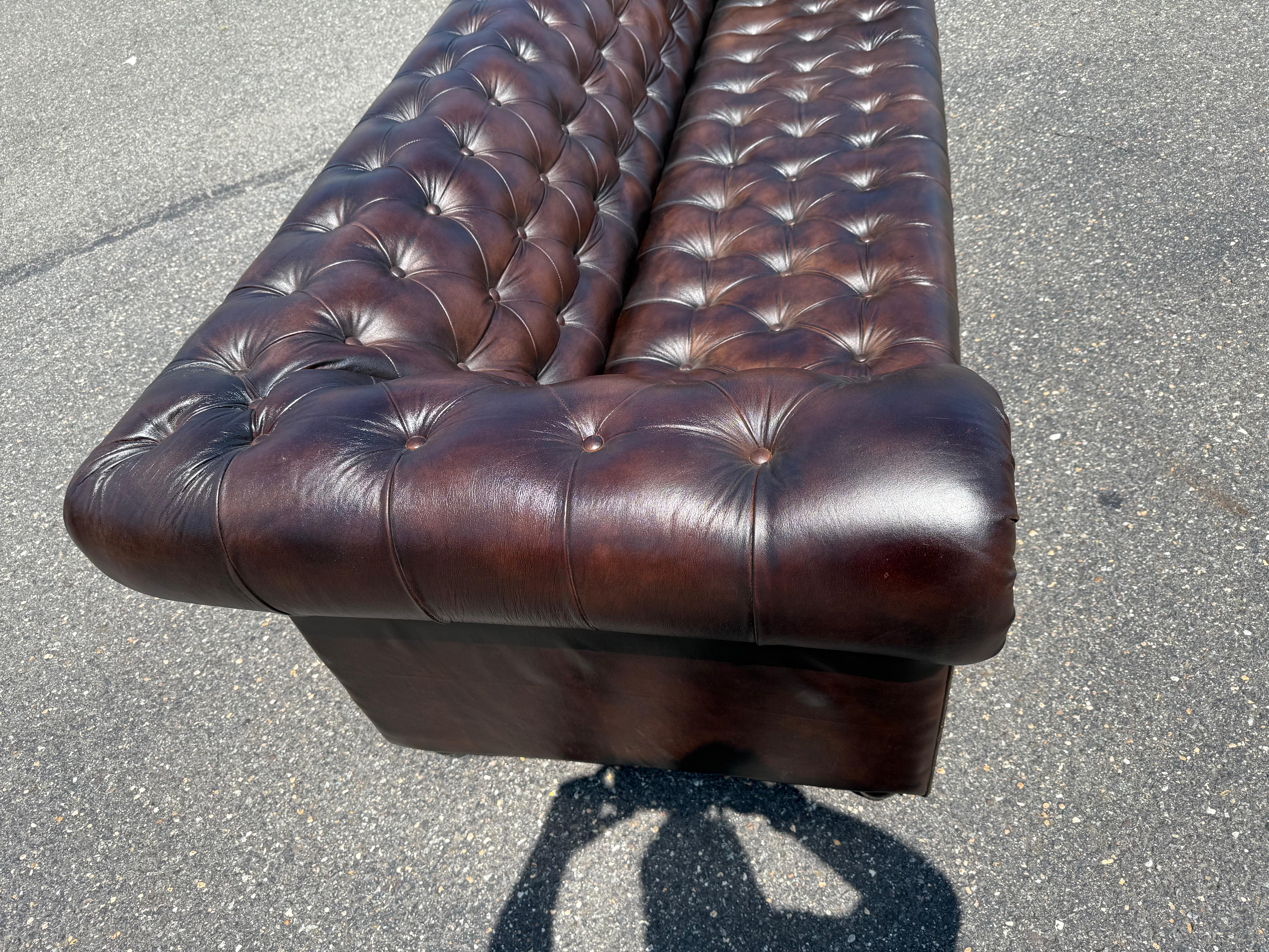 Superbo divano inglese con panca screziata marrone 87 pollici in pelle Chesterfield in vendita 3