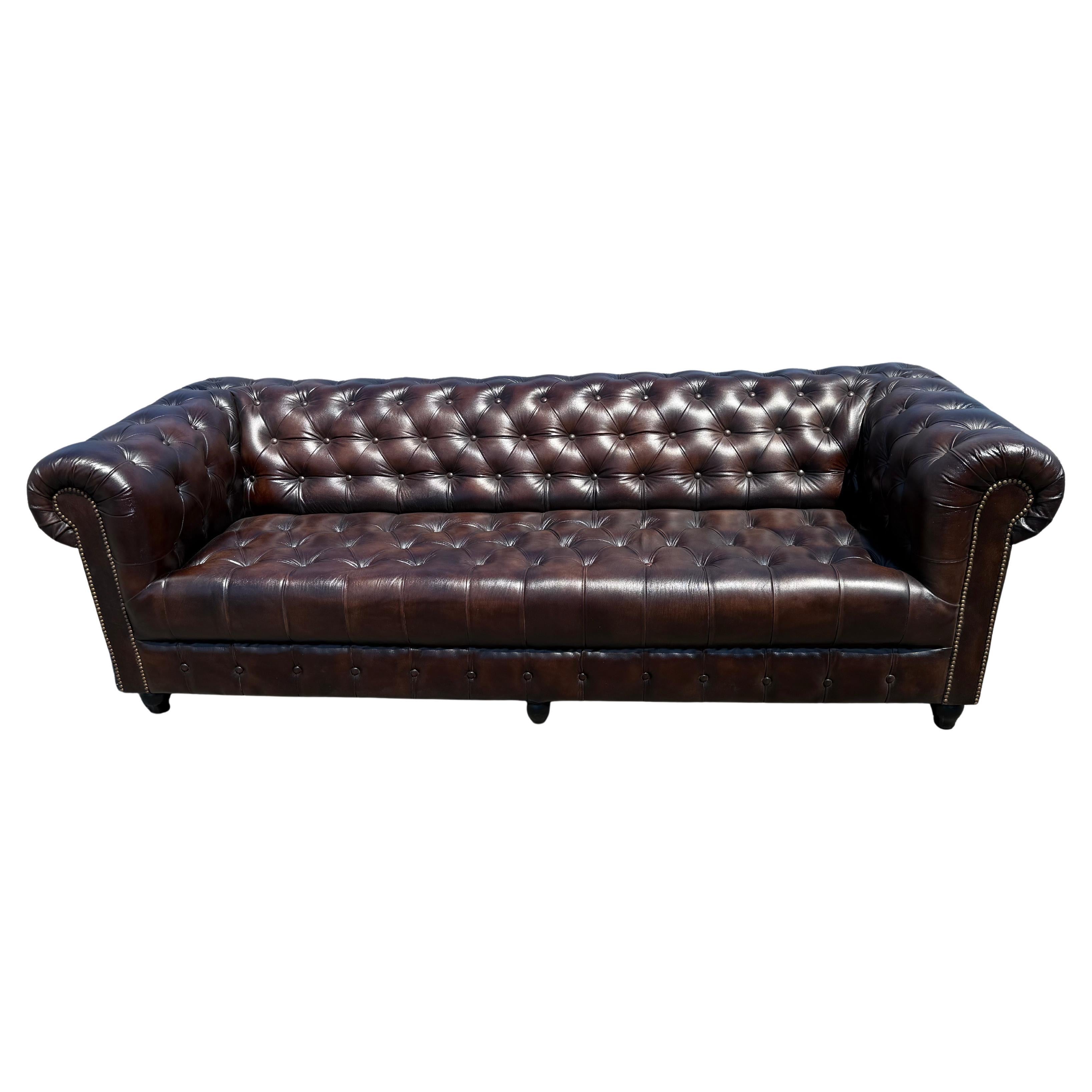 Superbo divano inglese con panca screziata marrone 87 pollici in pelle Chesterfield in vendita