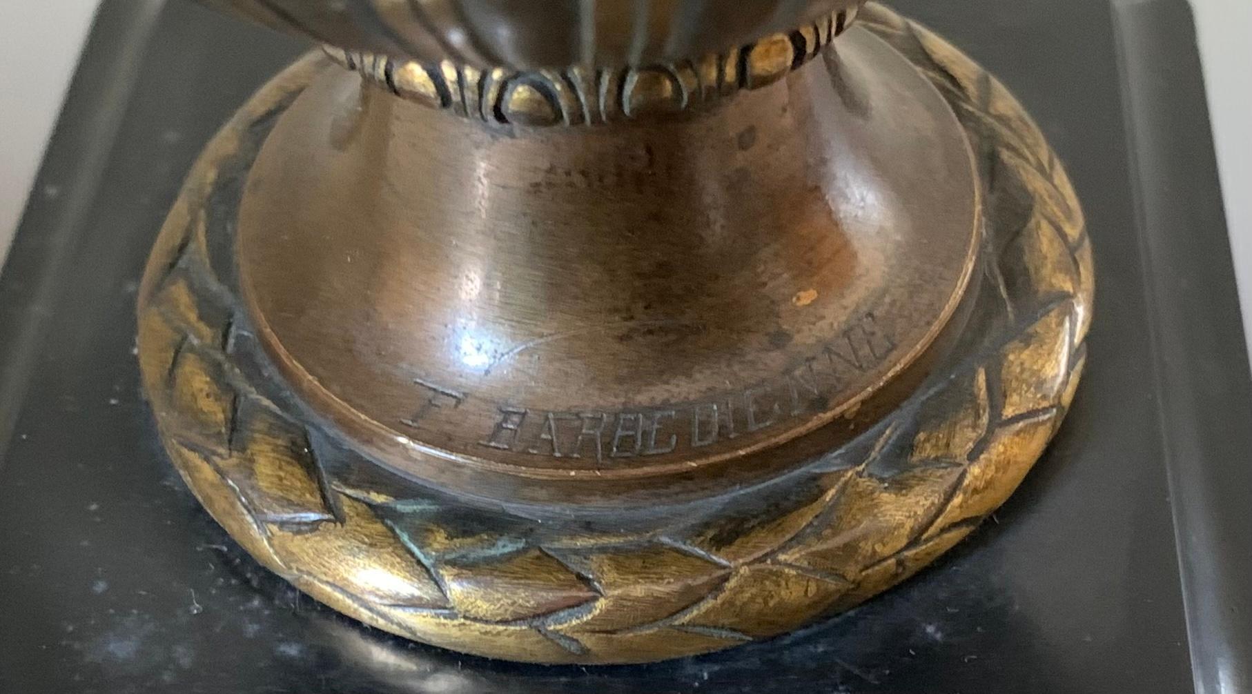 Superbe lampe de table figurative Napoléon III en bronze patiné et doré de F. Barbidienne en vente 3