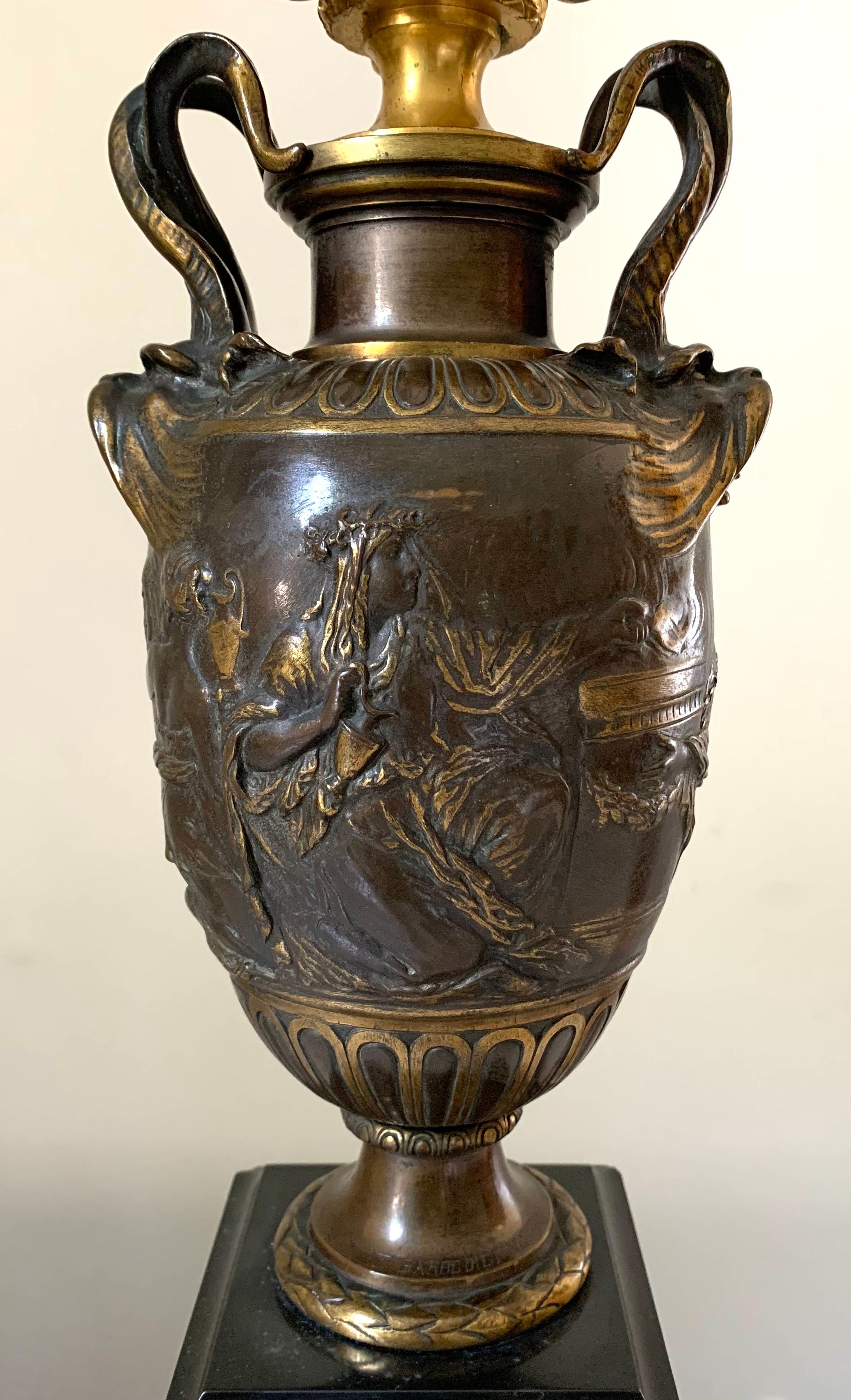 Doré Superbe lampe de table figurative Napoléon III en bronze patiné et doré de F. Barbidienne en vente