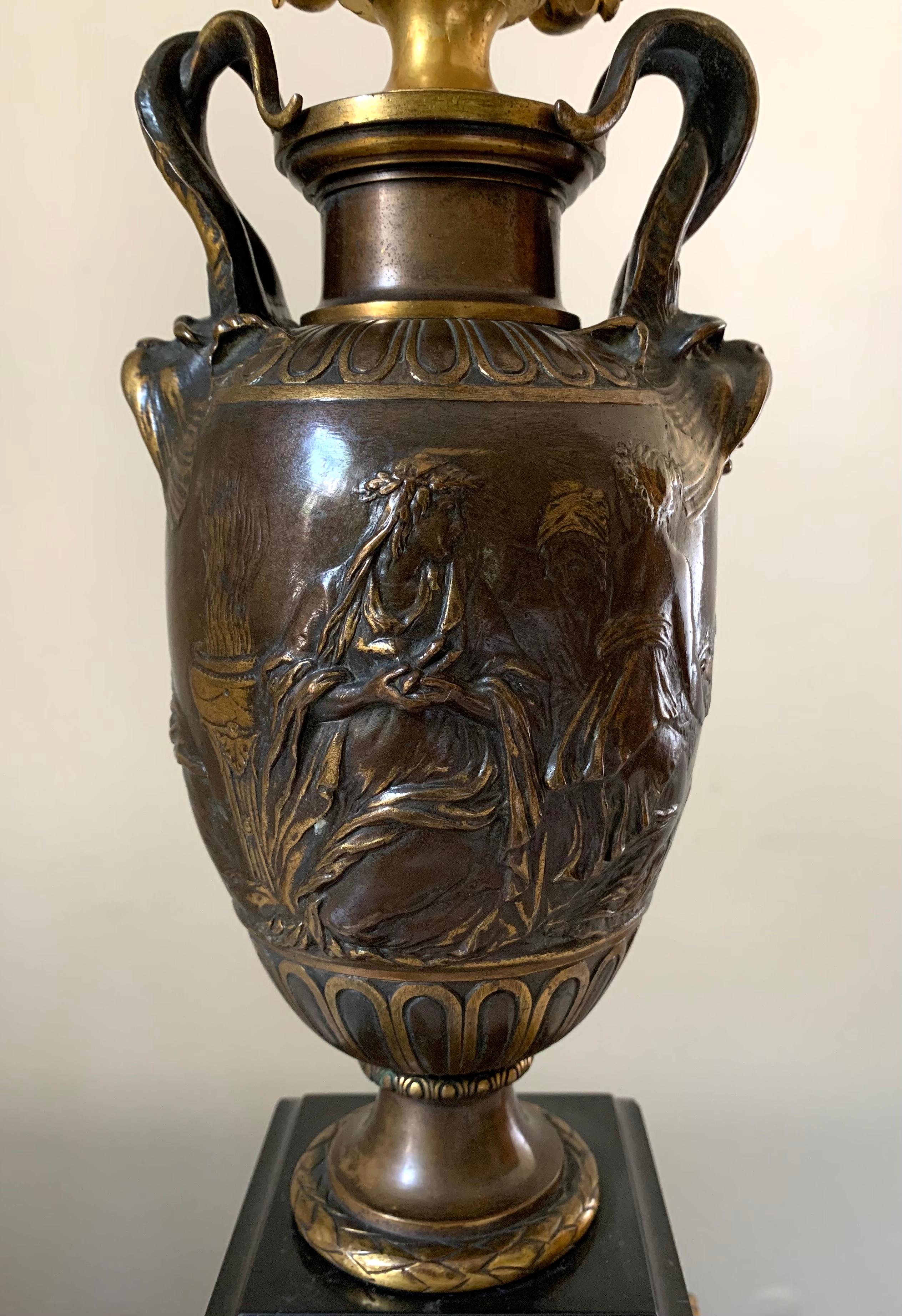 XIXe siècle Superbe lampe de table figurative Napoléon III en bronze patiné et doré de F. Barbidienne en vente