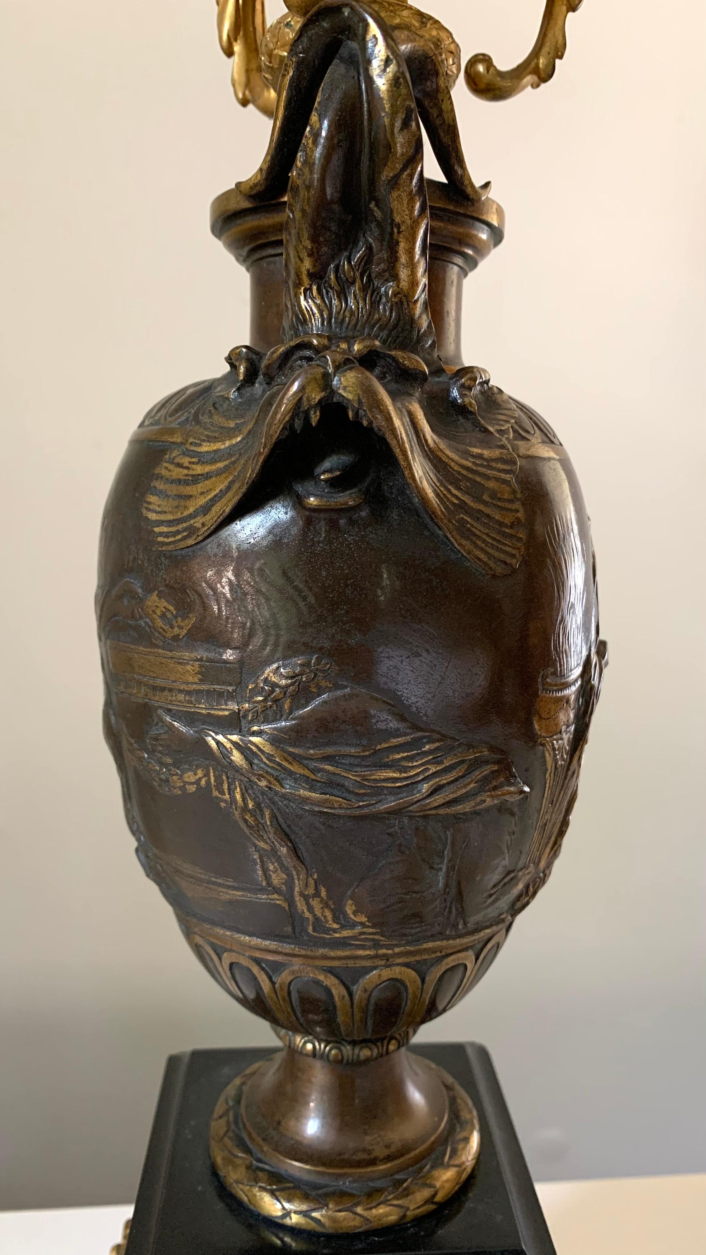 Bronze Superbe lampe de table figurative Napoléon III en bronze patiné et doré de F. Barbidienne en vente