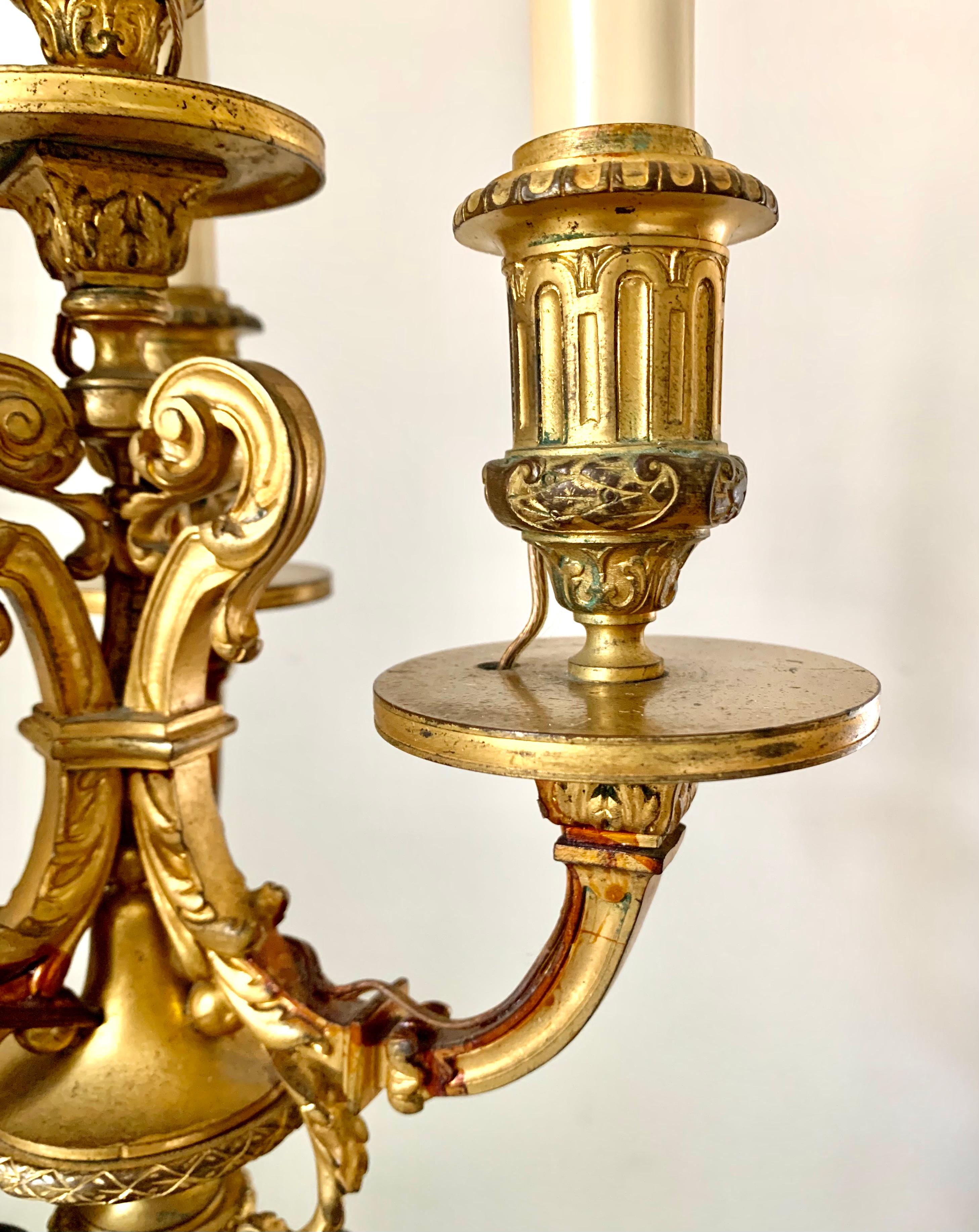 Superbe lampe de table figurative Napoléon III en bronze patiné et doré de F. Barbidienne en vente 1