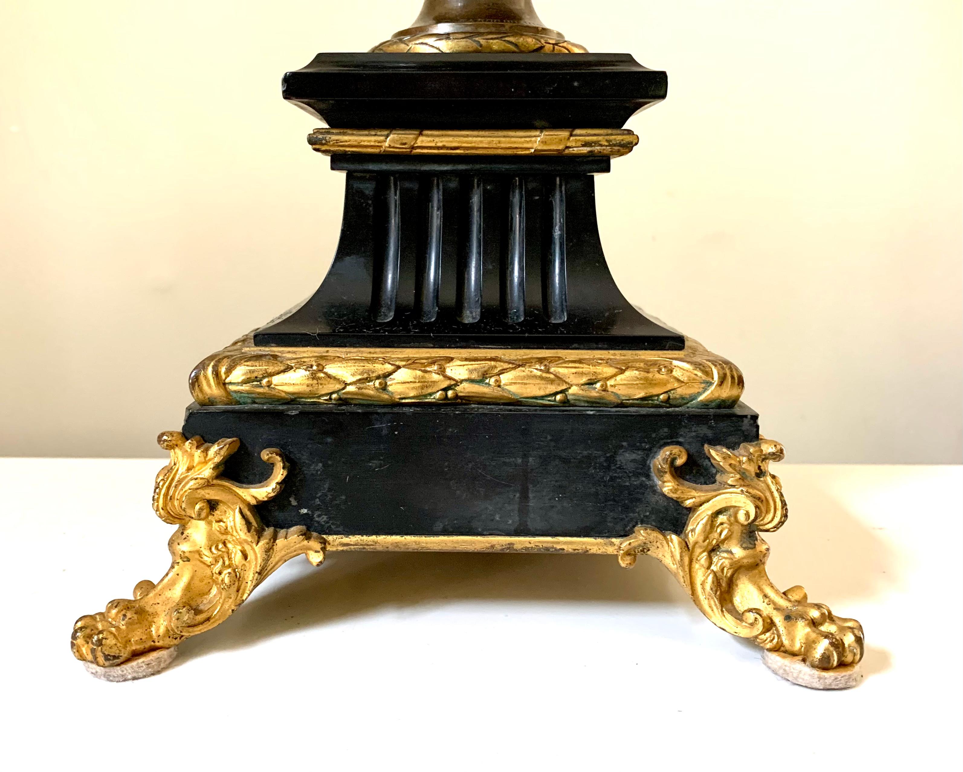 Superbe lampe de table figurative Napoléon III en bronze patiné et doré de F. Barbidienne en vente 2