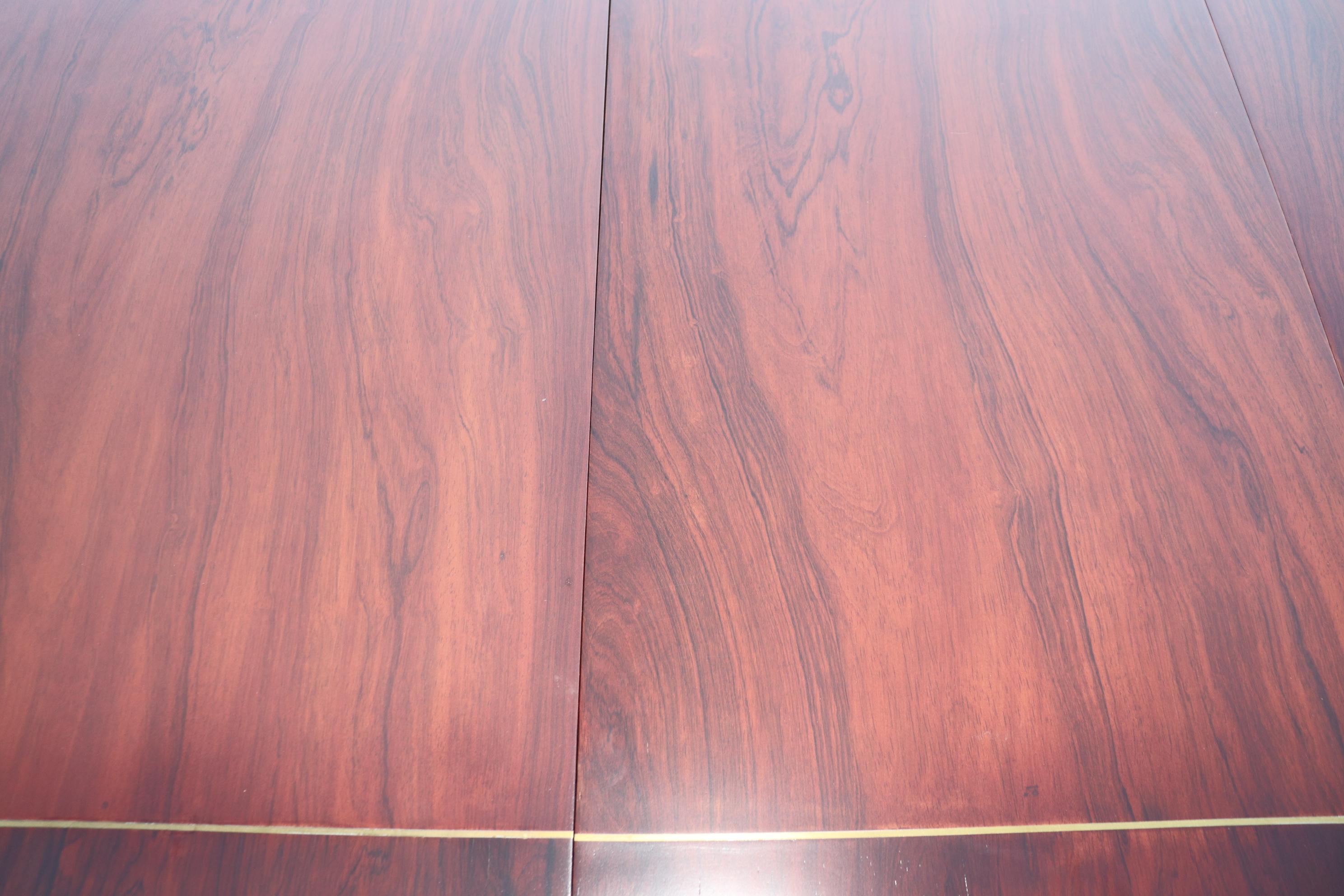 Superbe table de salle à manger anglaise de style Sheraton en bois de rose figuré avec 3 feuilles en vente 11