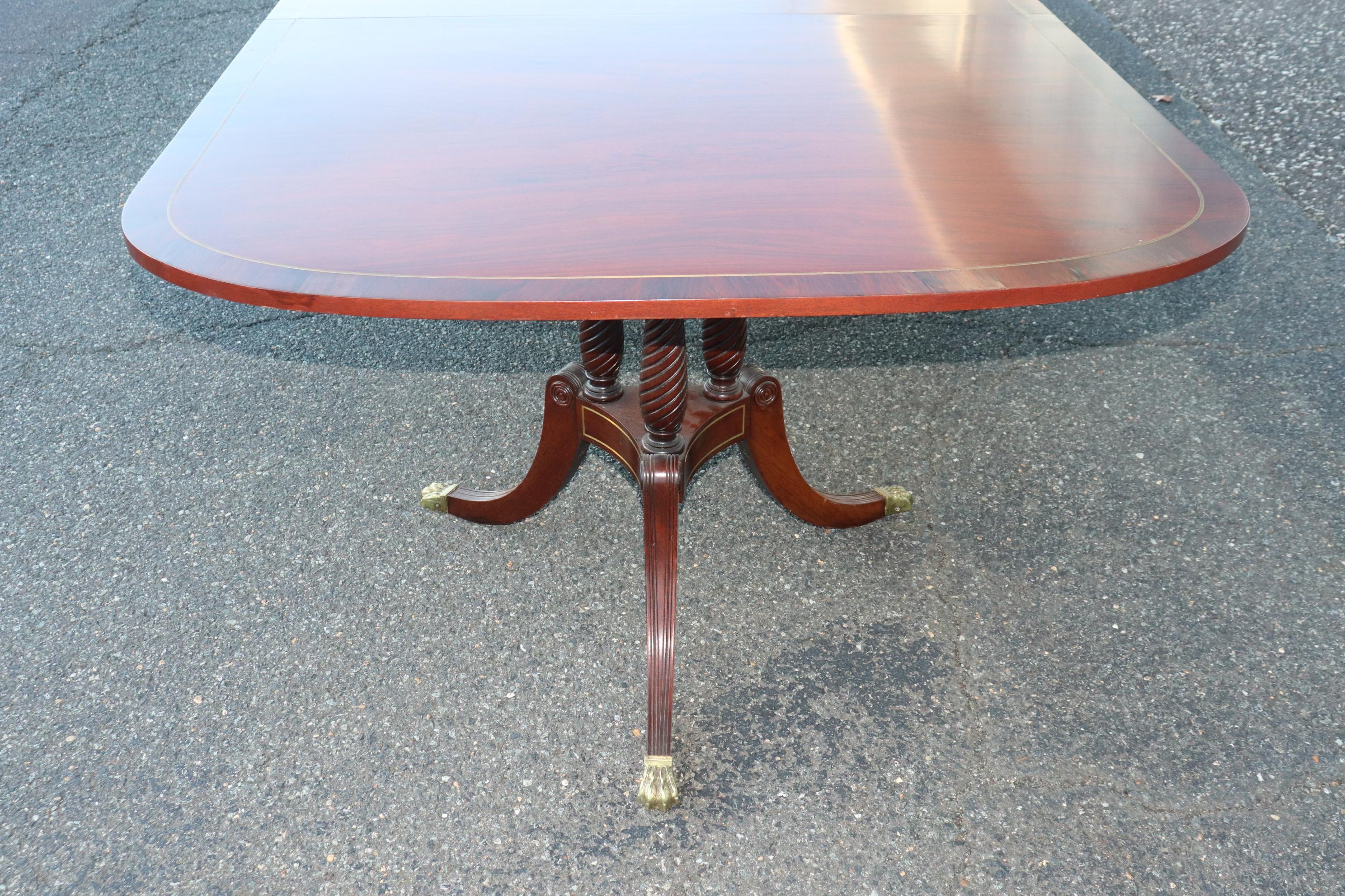Anglais Superbe table de salle à manger anglaise de style Sheraton en bois de rose figuré avec 3 feuilles en vente