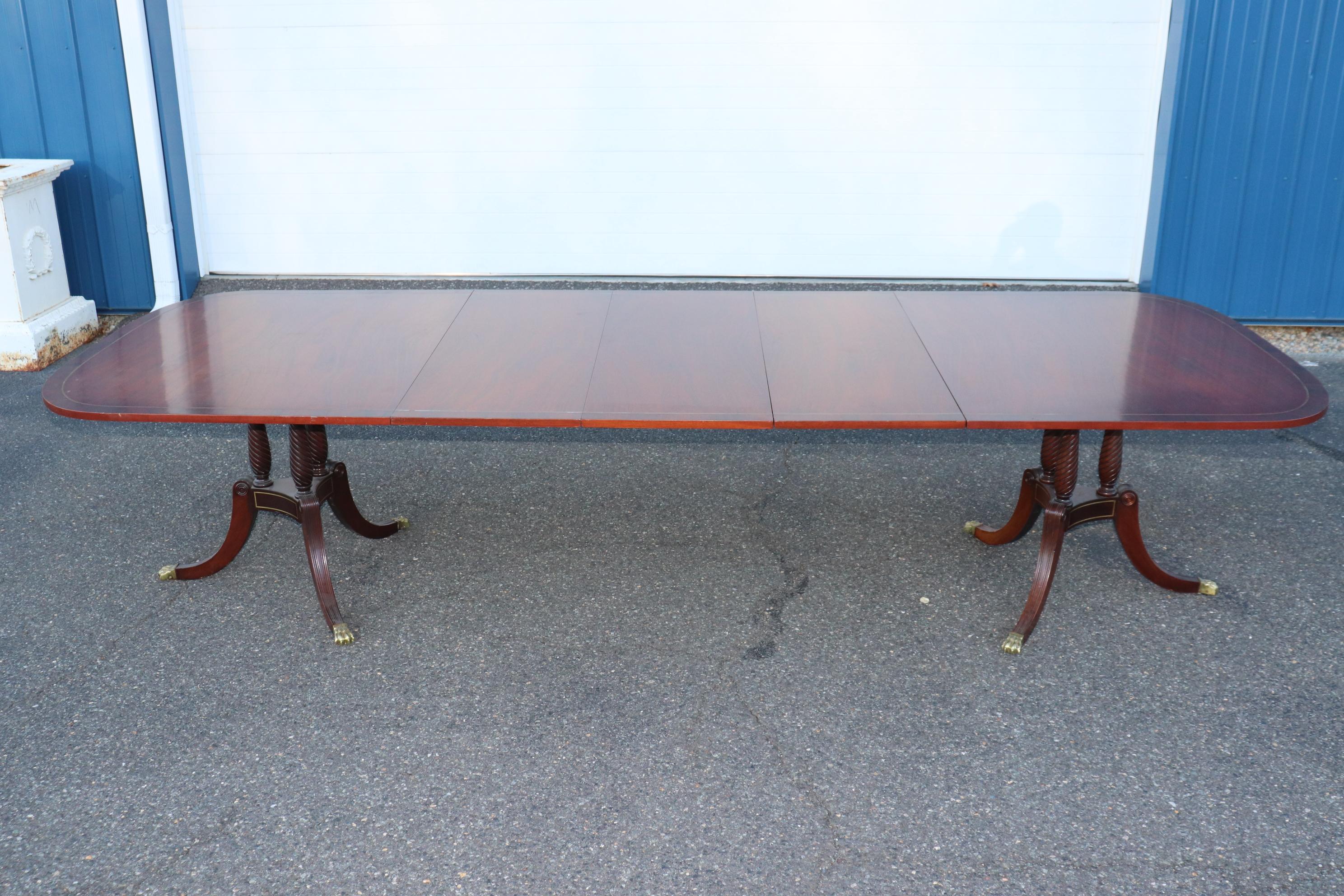 Superbe table de salle à manger anglaise de style Sheraton en bois de rose figuré avec 3 feuilles Bon état - En vente à Swedesboro, NJ