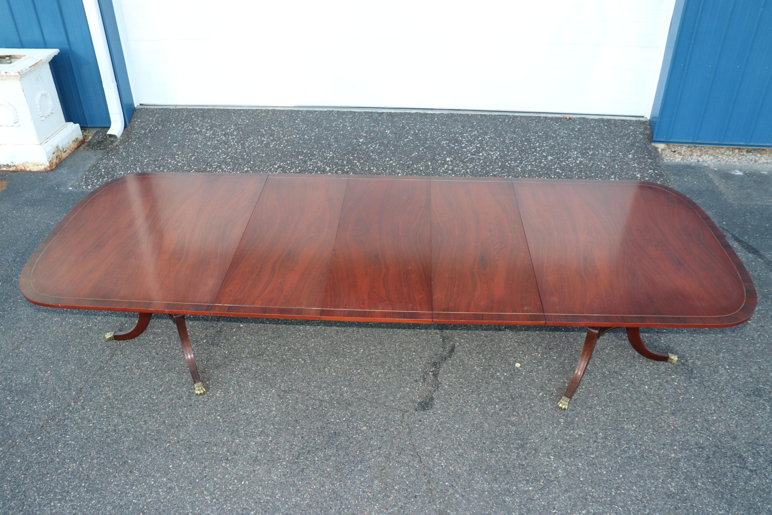Milieu du XXe siècle Superbe table de salle à manger anglaise de style Sheraton en bois de rose figuré avec 3 feuilles en vente