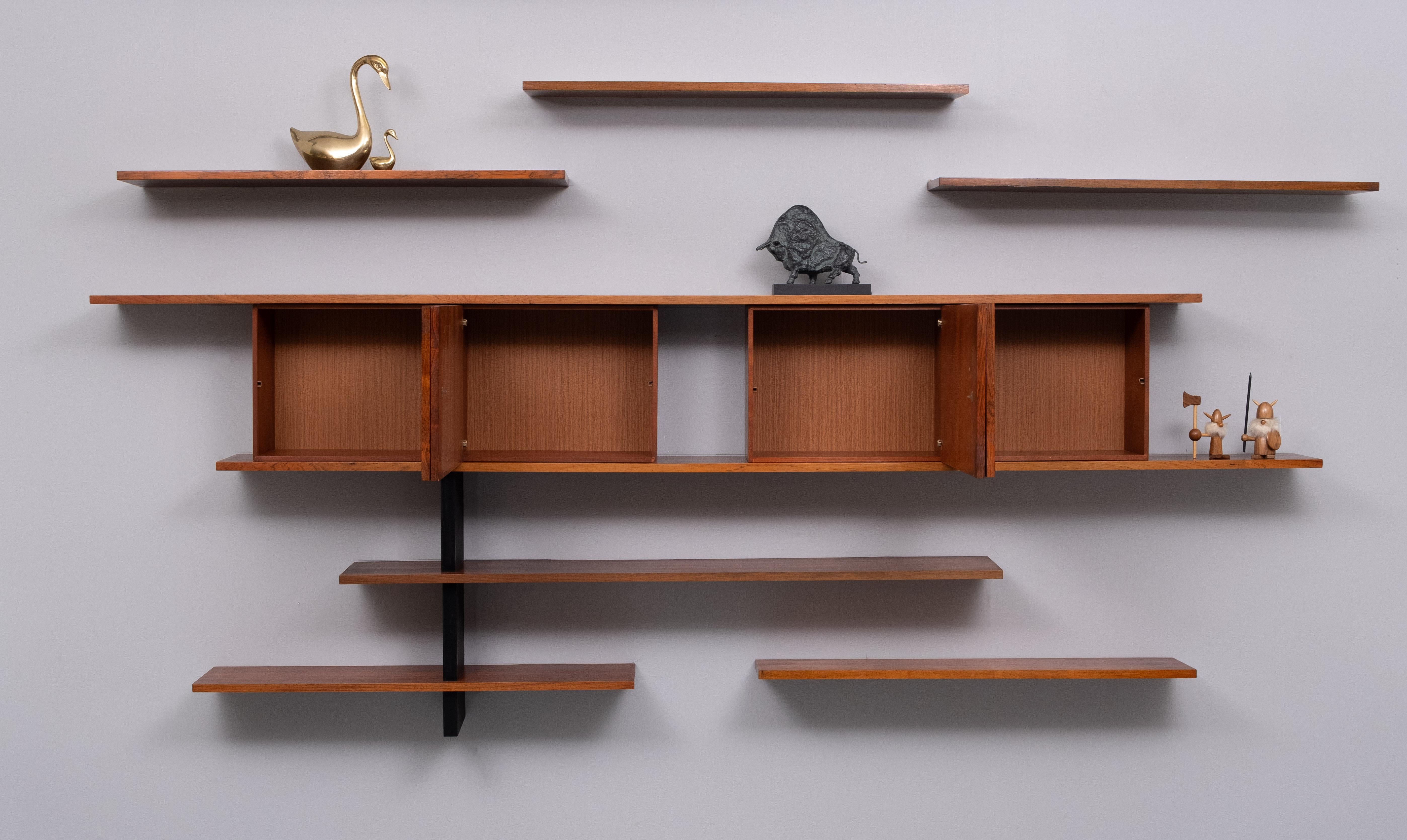 Please take a good look at this wonderful ,floating Wall system .
Beautiful  warm colored Rosewood . 6 shelves 2 Cabinets all the hardware.
Good condition. 1 extra small Cabinet present . 

Banz Bord was founded in 1965 by Dr.Banz from