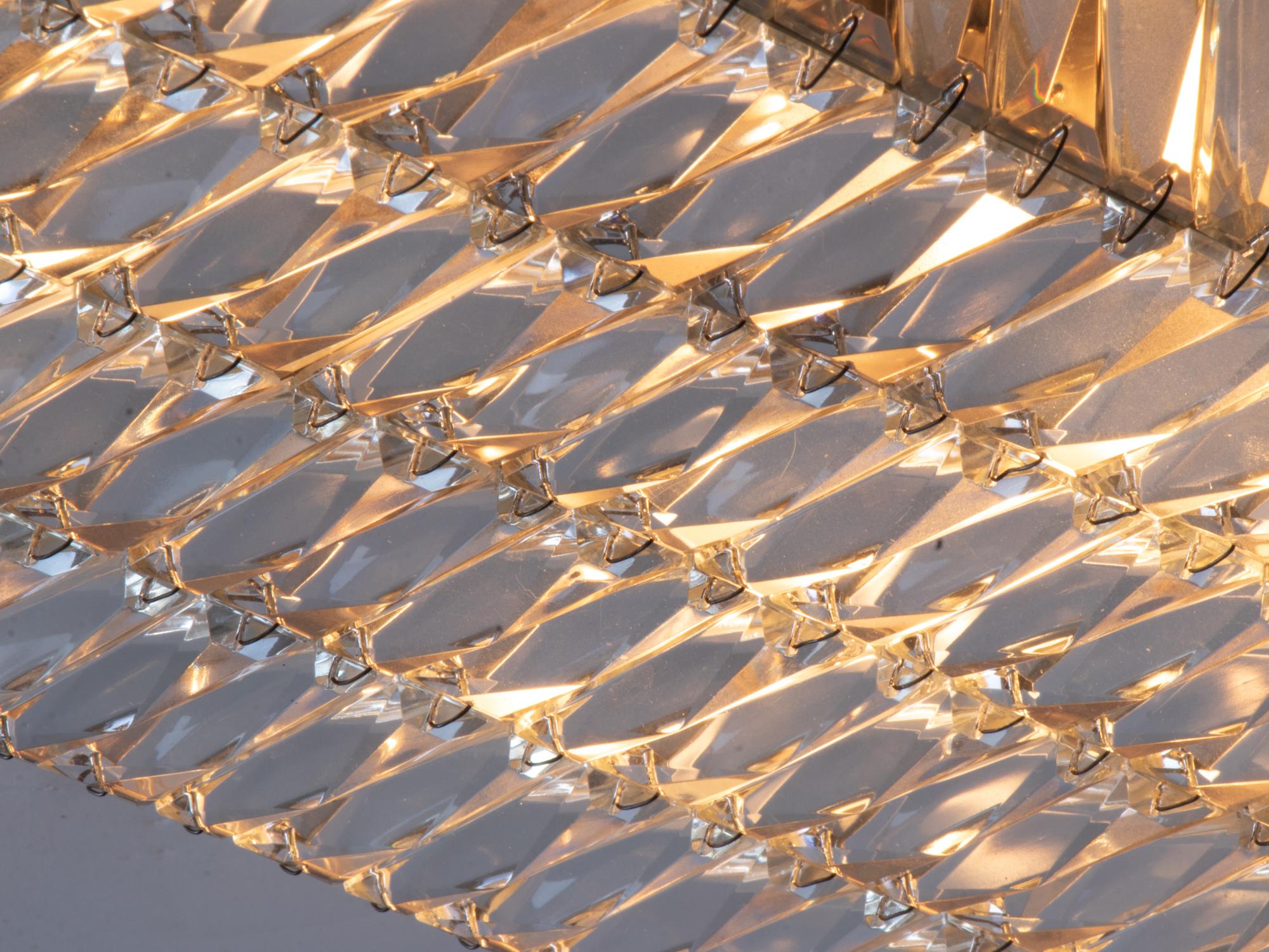 Elegant grand plafonnier encastré avec des cristaux facettés sur une monture en nickel chromé. Fabriqué par Lobmeyr / Bakalowits & Sons, Vienne, Autriche dans les années 1960. 

Mesures : 22,4
