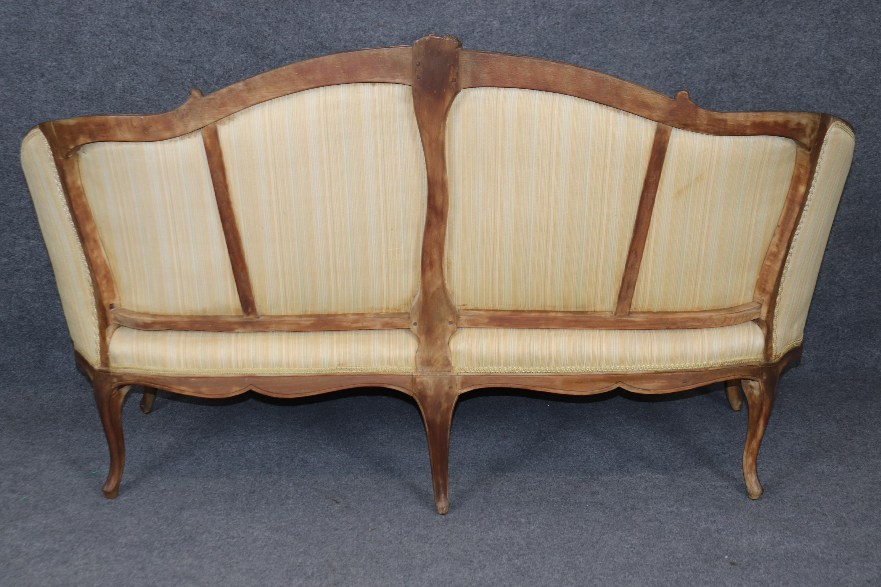 Superbo divano francese Luigi XV imbottito in legno di noce del 1780 in vendita 5