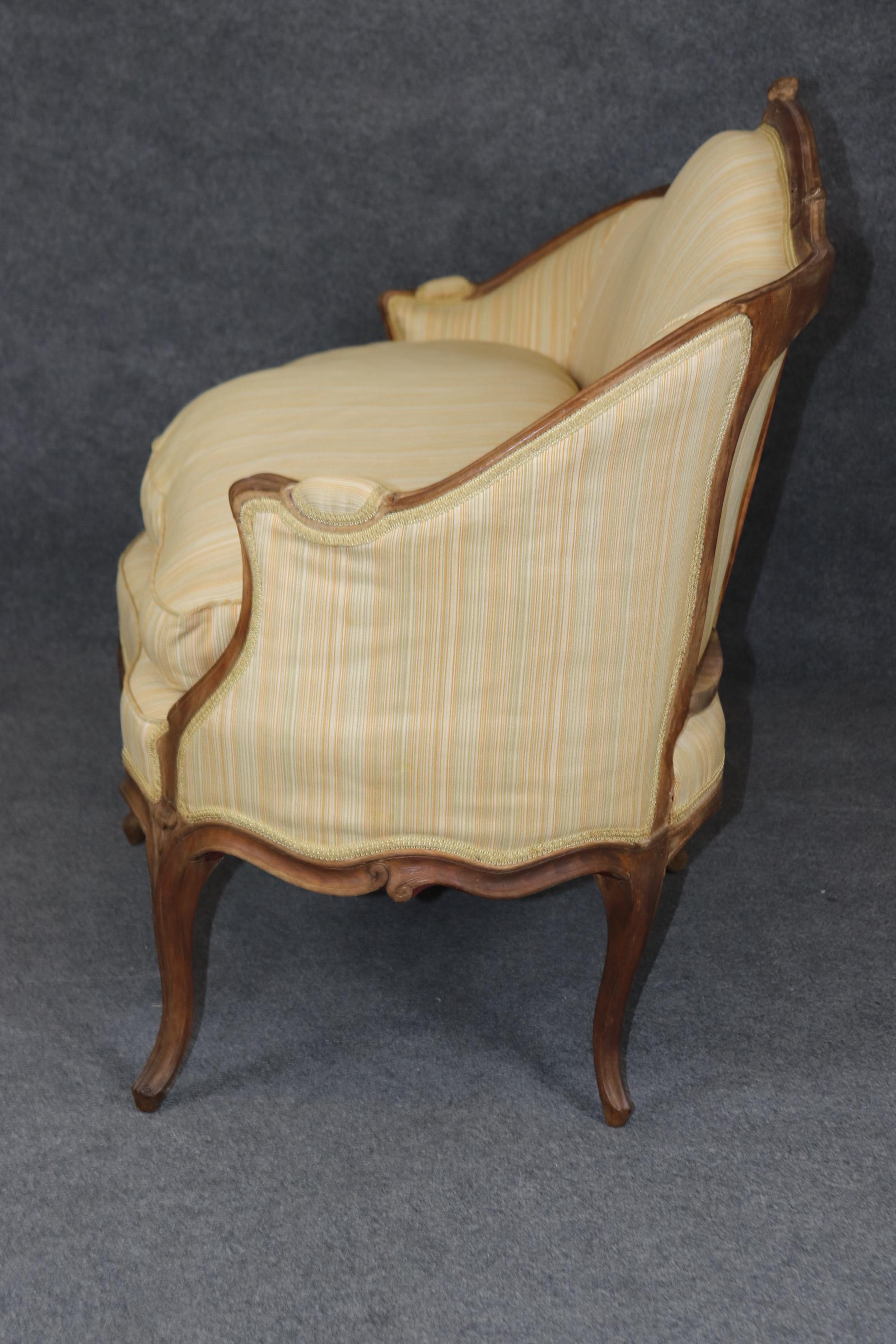 Noce Superbo divano francese Luigi XV imbottito in legno di noce del 1780 in vendita