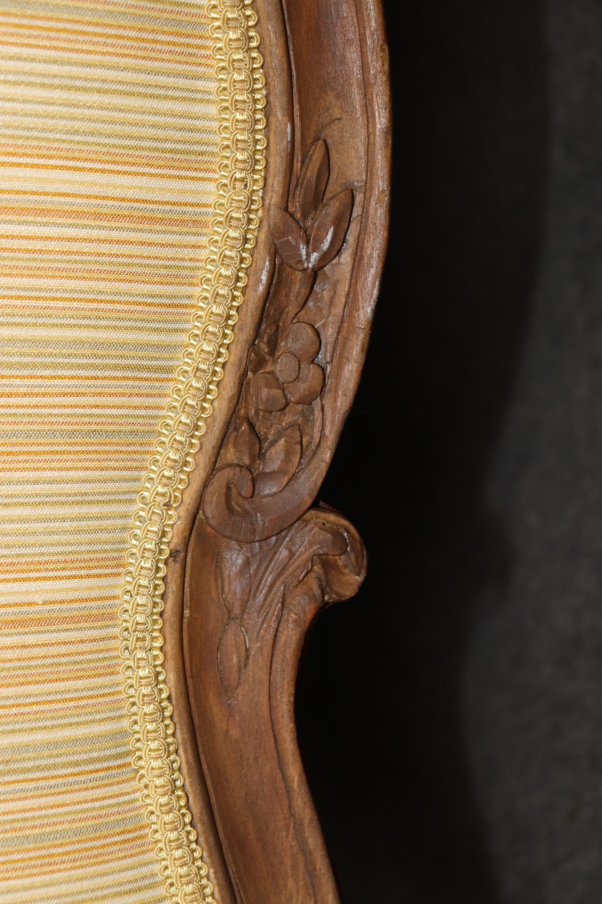 Superbo divano francese Luigi XV imbottito in legno di noce del 1780 in vendita 2