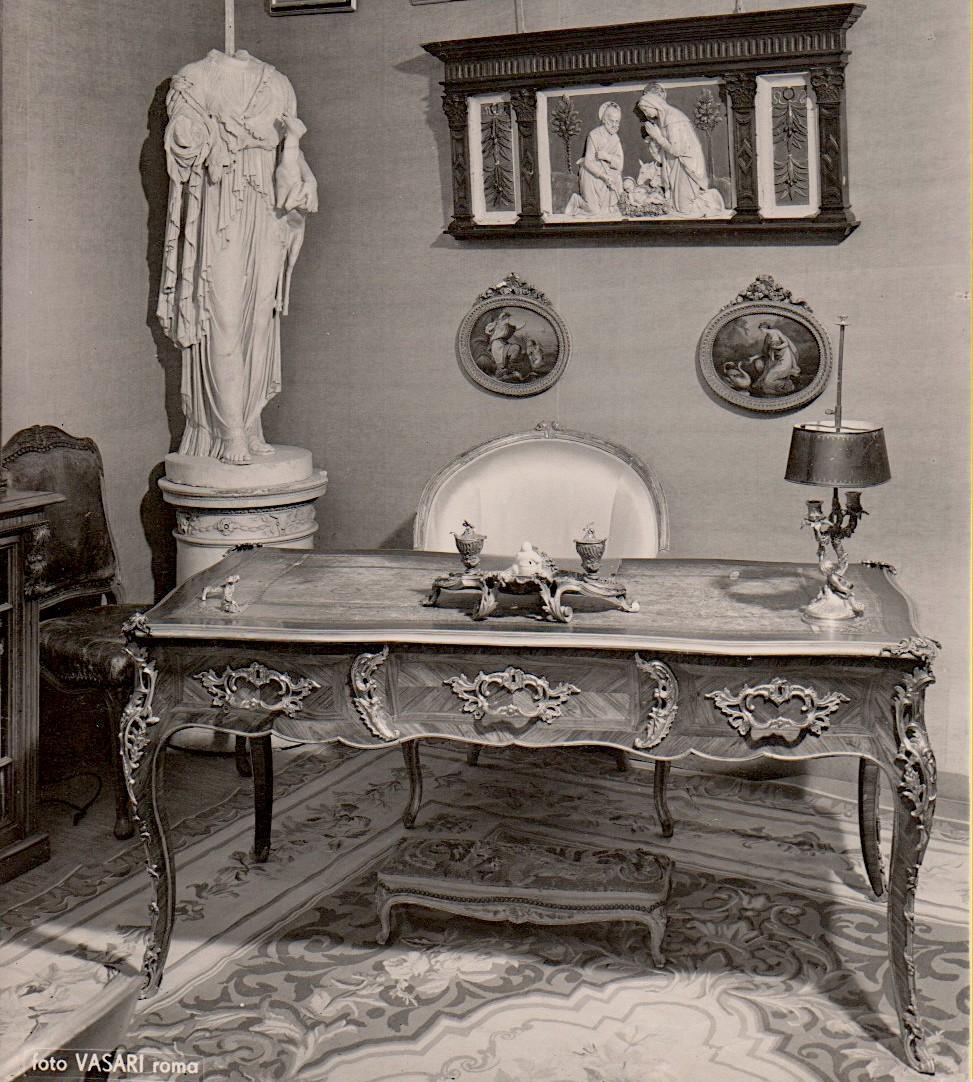 Superb French 18th Century Kingwood Gilt-Bronze Mounted Writing Desk, 1750 8