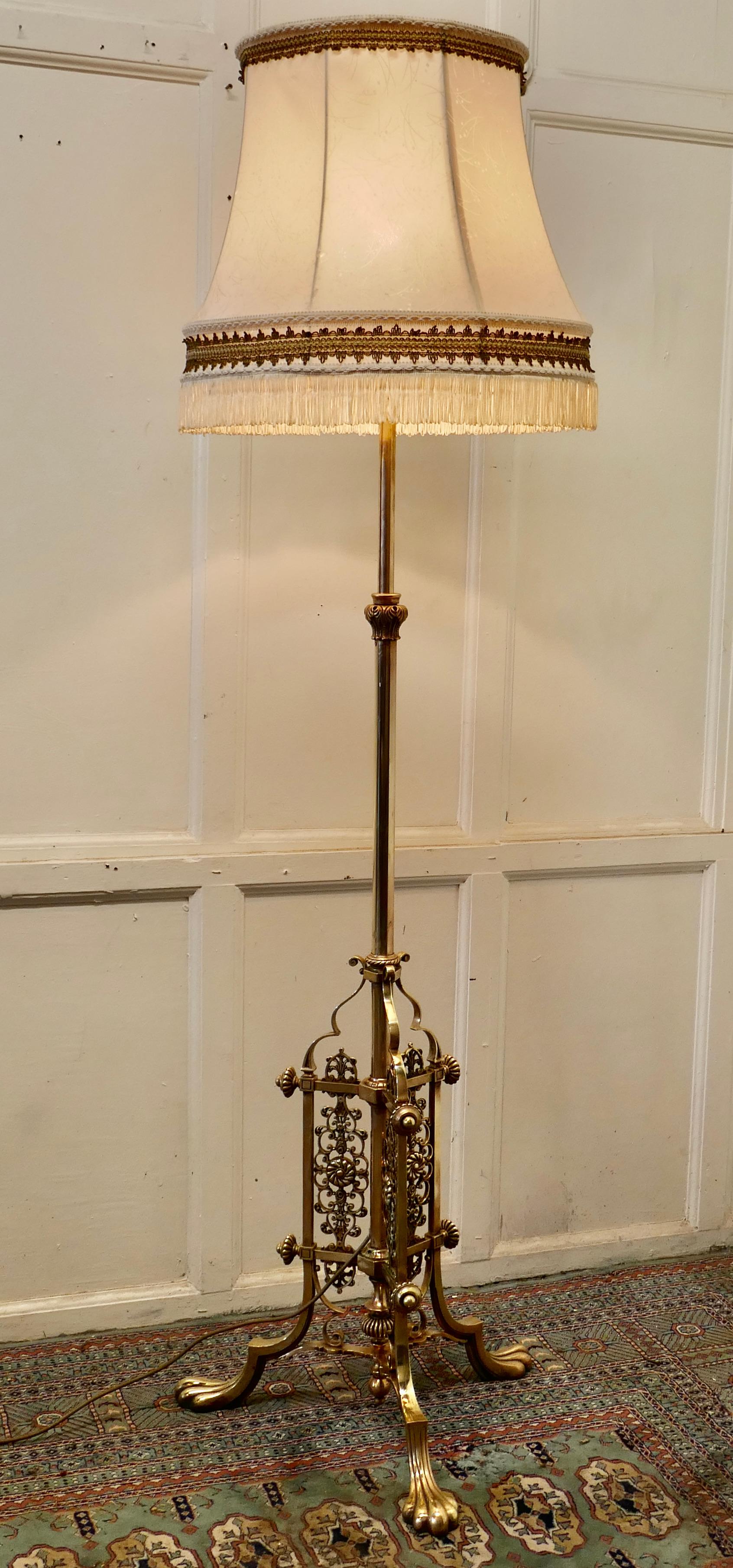 Superb French brass Art Nouveau telescopic standard lamp

This is a very good quality and attractive piece, the lamp has a telescopic action which can be extended to raise or lower the height of the lamp , it has a decorative brass base with large