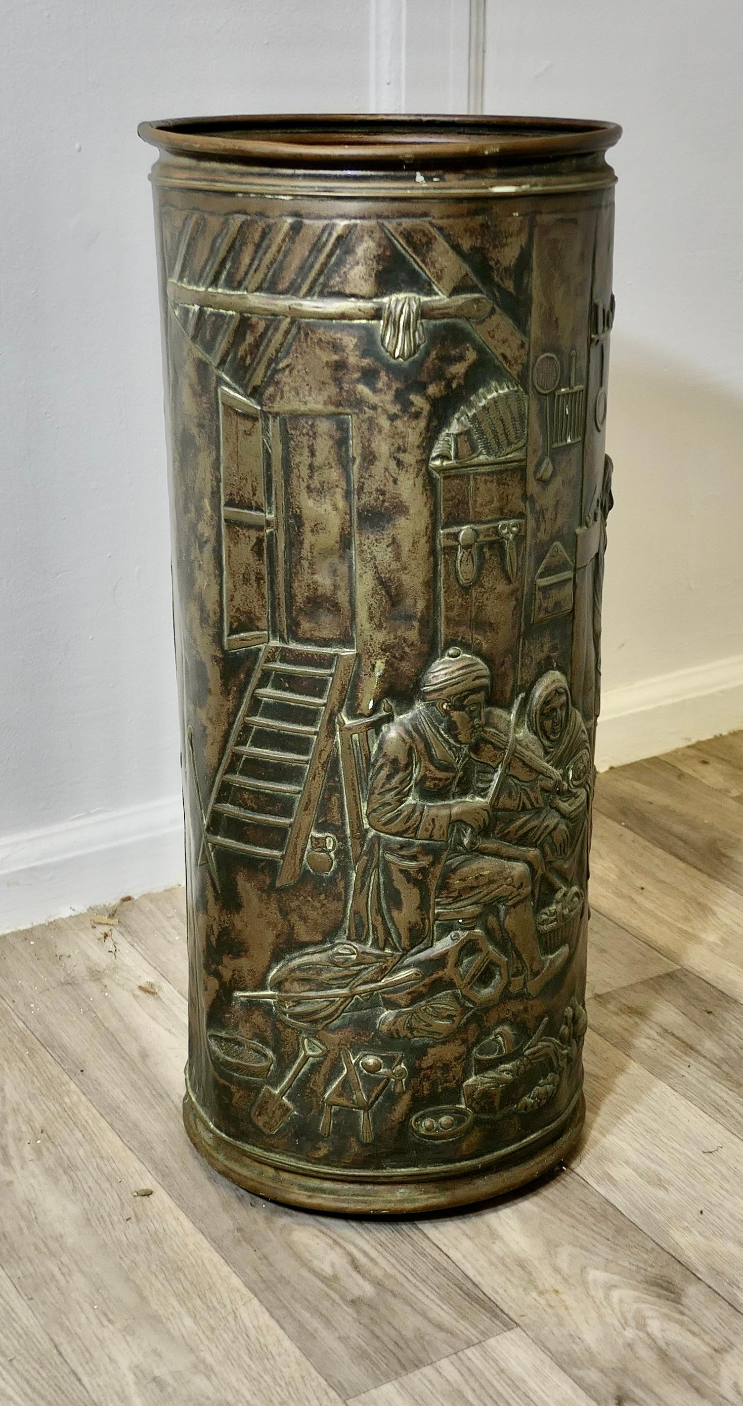 Superbo portabastoni in ottone francese, portaombrelli

Il supporto è rotondo e presenta un disegno in ottone battuto a mano che raffigura una scena di campagna al chiuso piuttosto medievale; l'ottone è scurito dall'età e presenta alcune vecchie