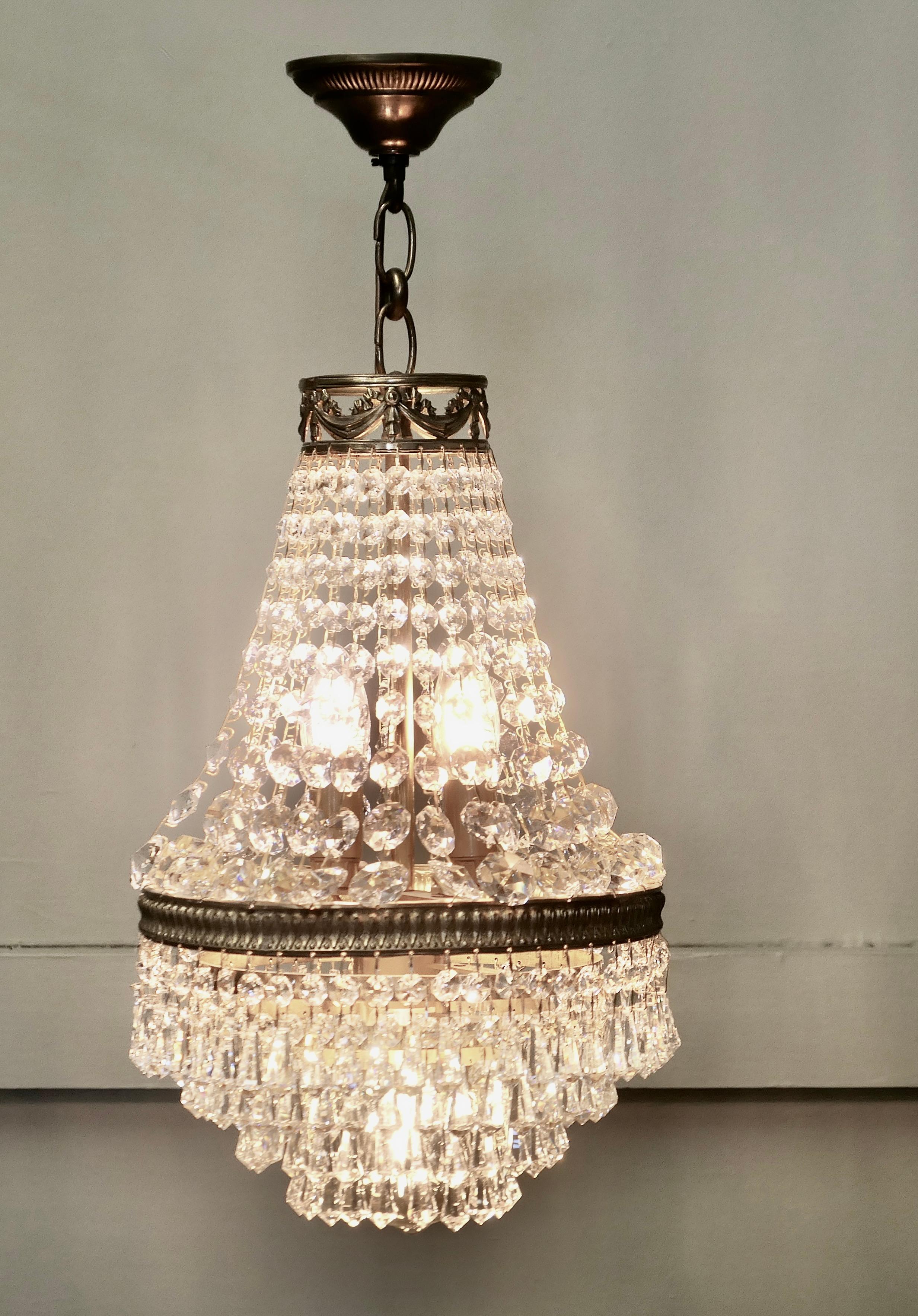 Splendido lampadario a tenda e a cascata in stile impero francese

Si tratta di un pezzo straordinario che brilla quando è acceso e quando non è in uso, con una cornice in ottone dorato appesa a catene dal taglio molto brillante.  dal rosone in