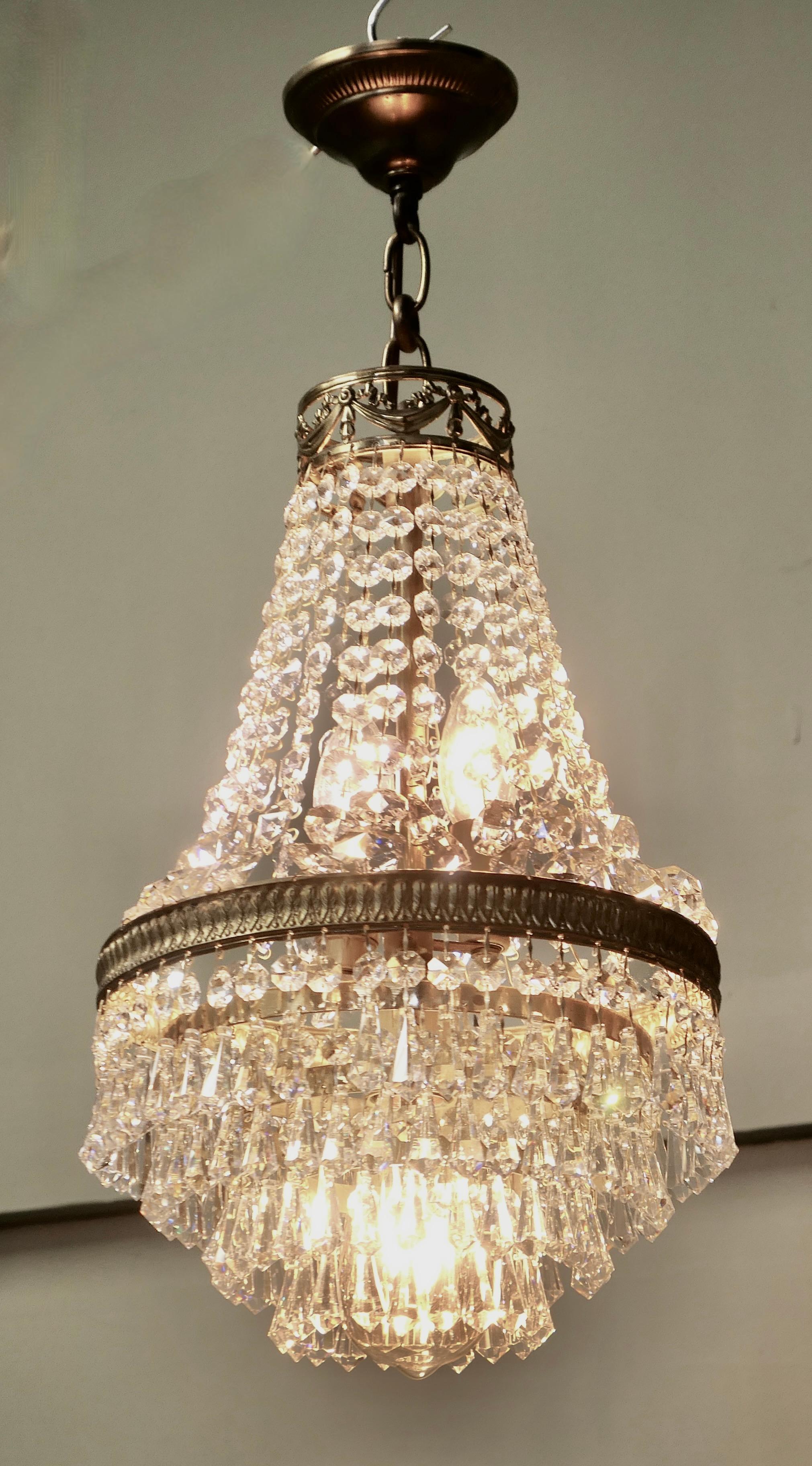 XX secolo Splendido lampadario a tenda e a cascata in stile impero francese in vendita