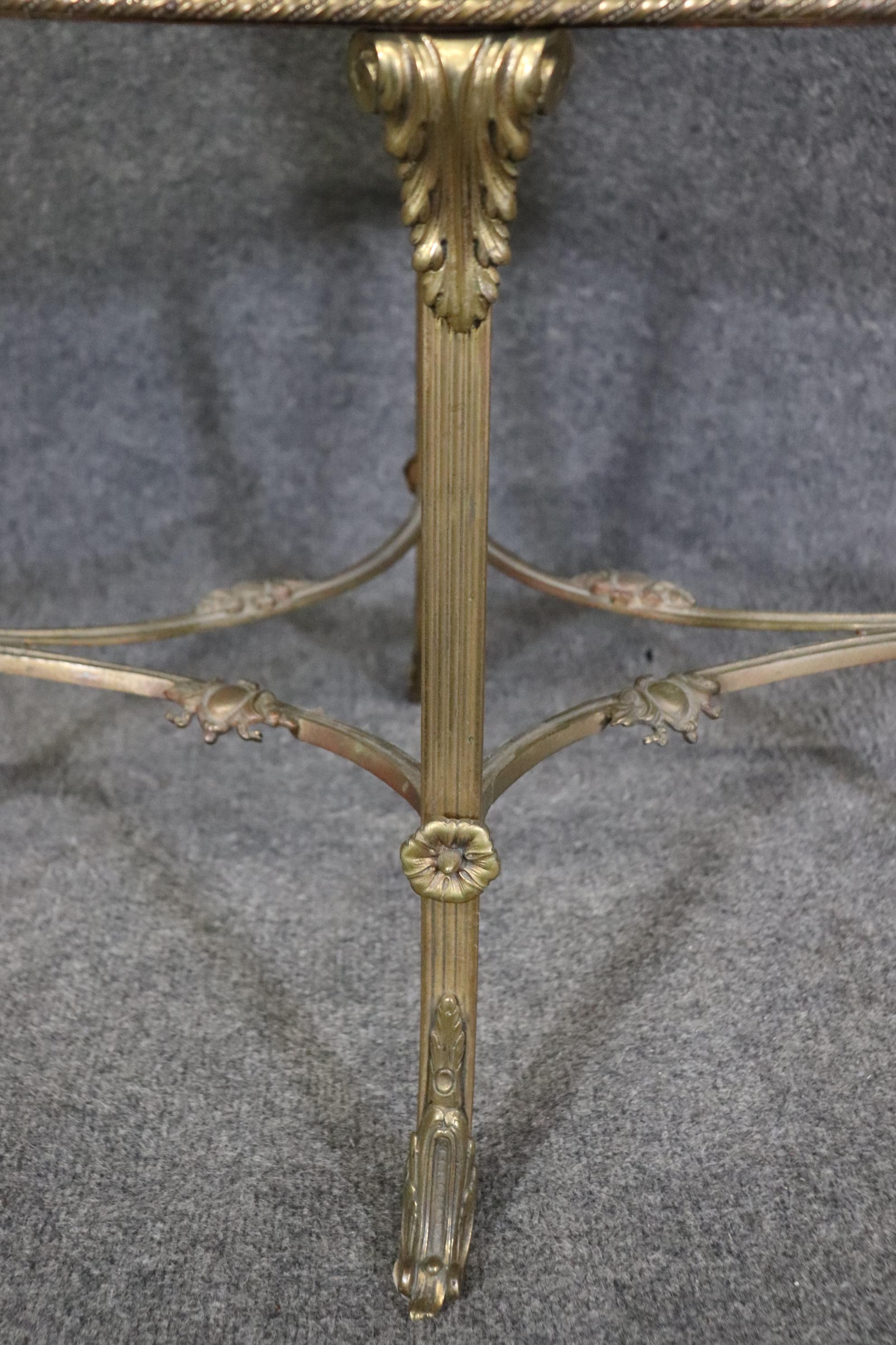Hervorragender ovaler französischer Louis XV.-Couchtisch mit schwerem Gauge aus Messing oder Bronze und Marmor im Angebot 5