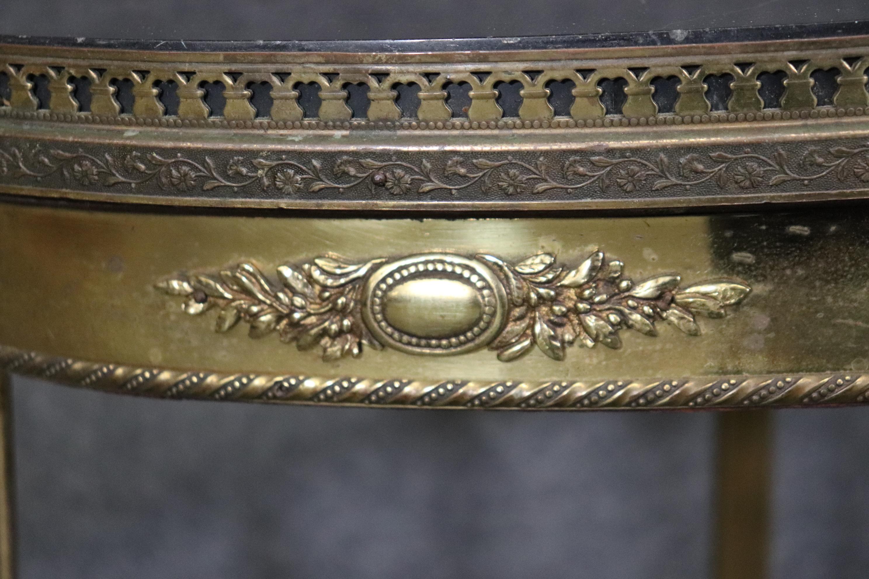 Français Superbe table basse ovale française Louis XV de forte épaisseur en laiton, bronze et marbre en vente